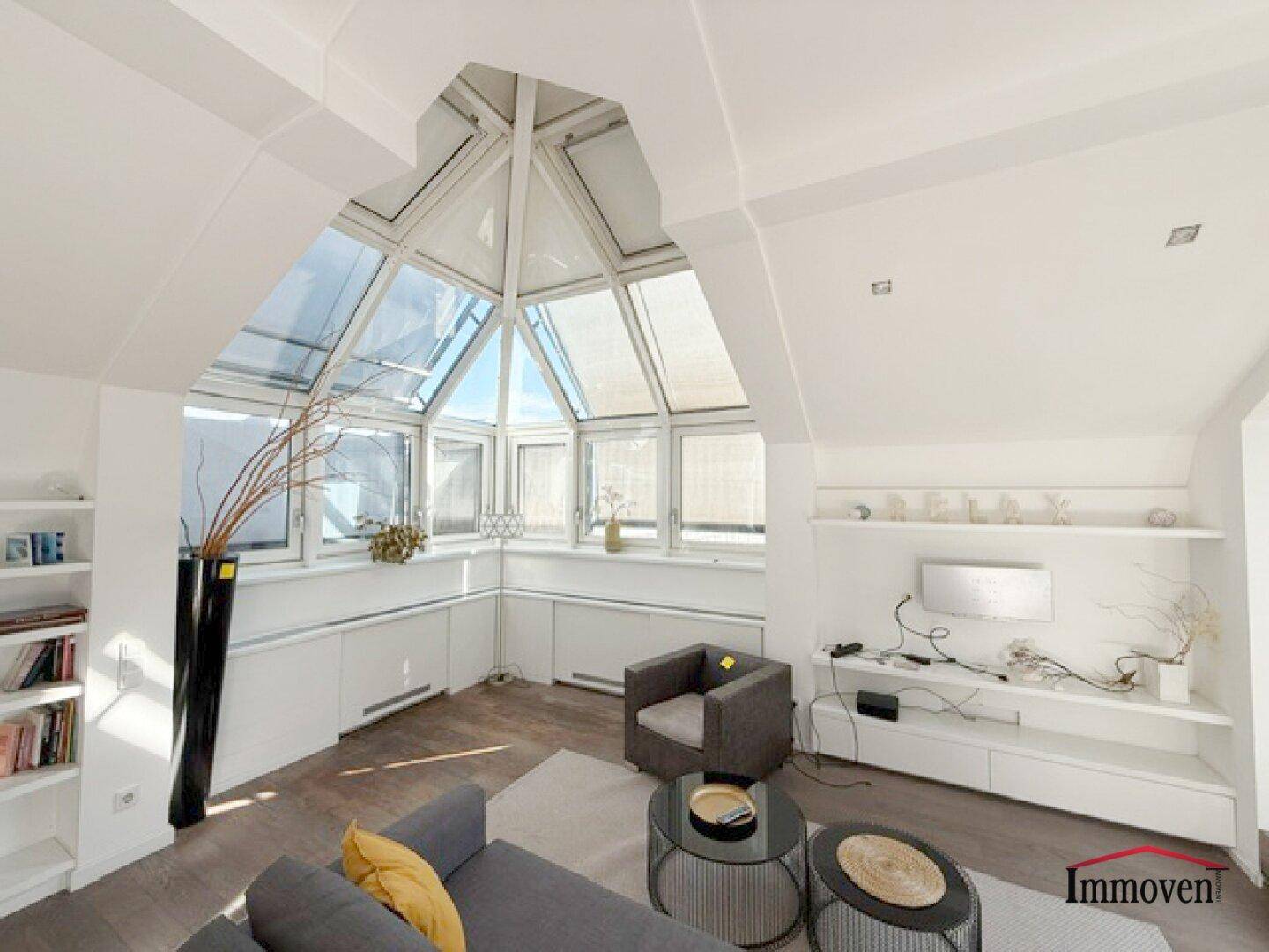 Gemütliches Wohnzimmer mit viel Tageslicht durch die großen Dachfenster.