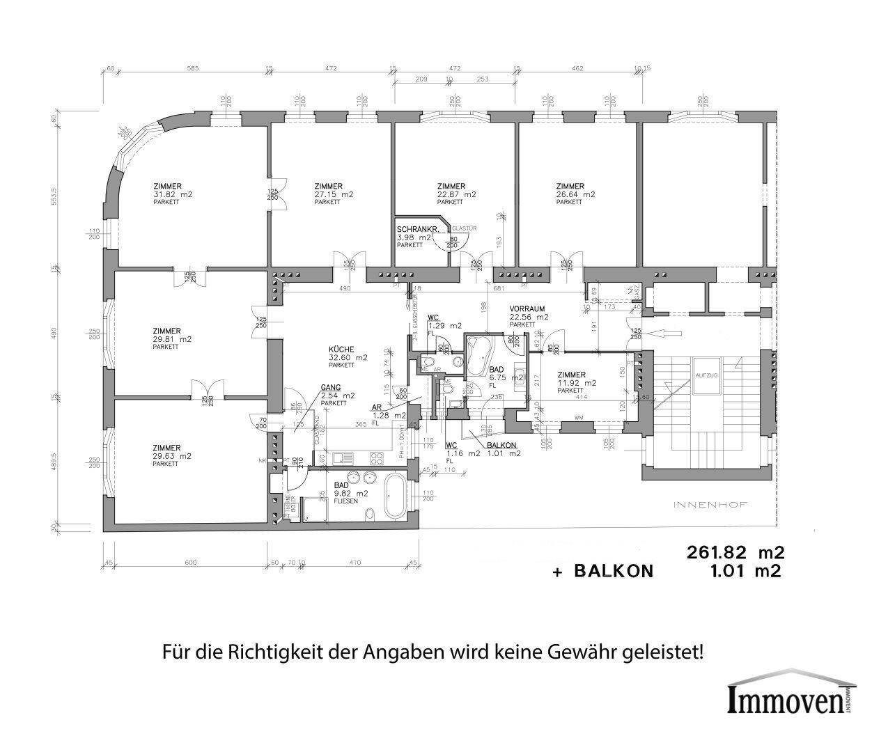 Detaillierter Grundriss einer Wohnung mit mehreren Zimmern, Bädern und einem Balkon.