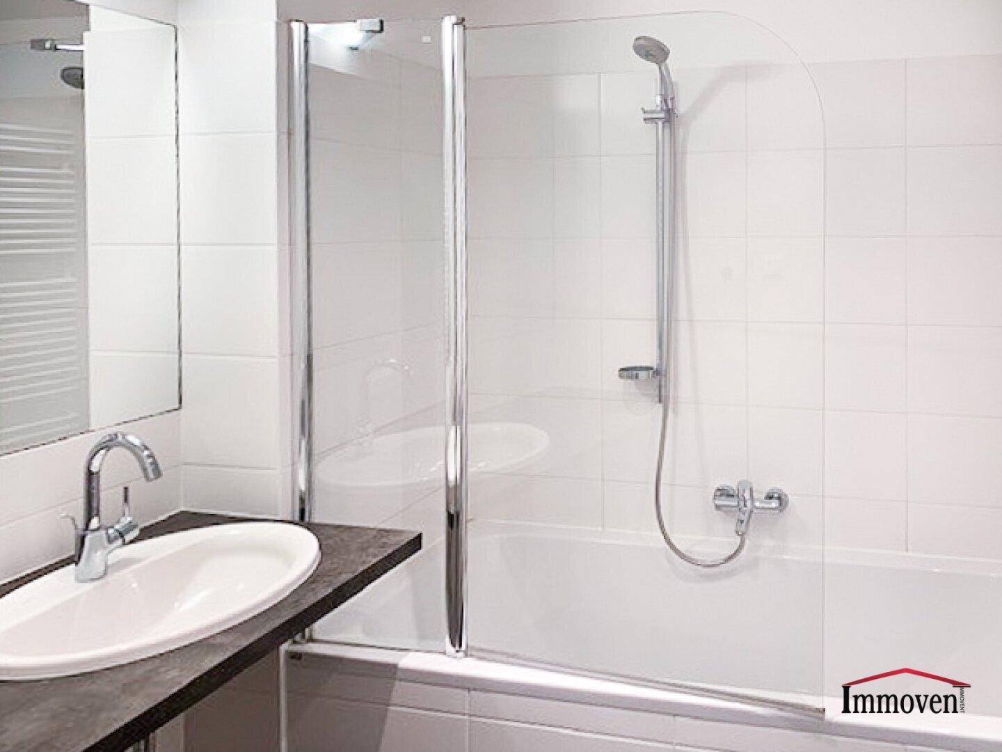 Helles Badezimmer mit Badewanne, integrierter Dusche und modernem Einzelwaschbecken.