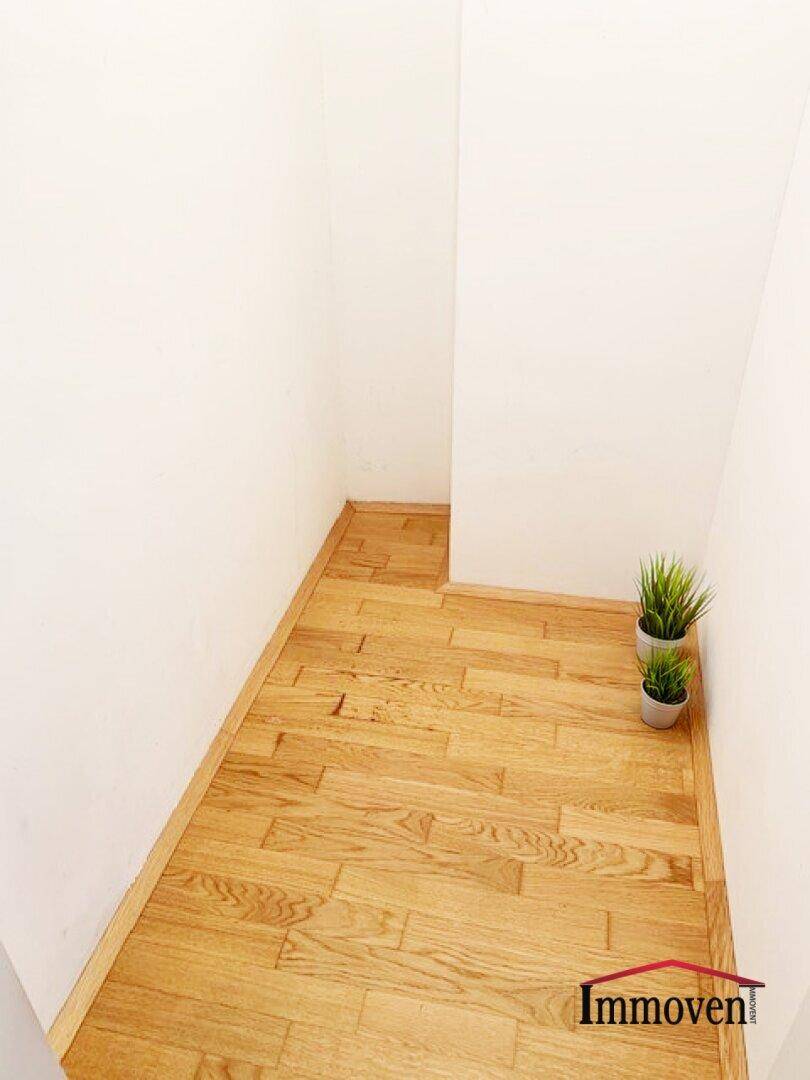 Kleiner, heller Abstellraum mit Parkettboden, ideal für zusätzlichen Stauraum.