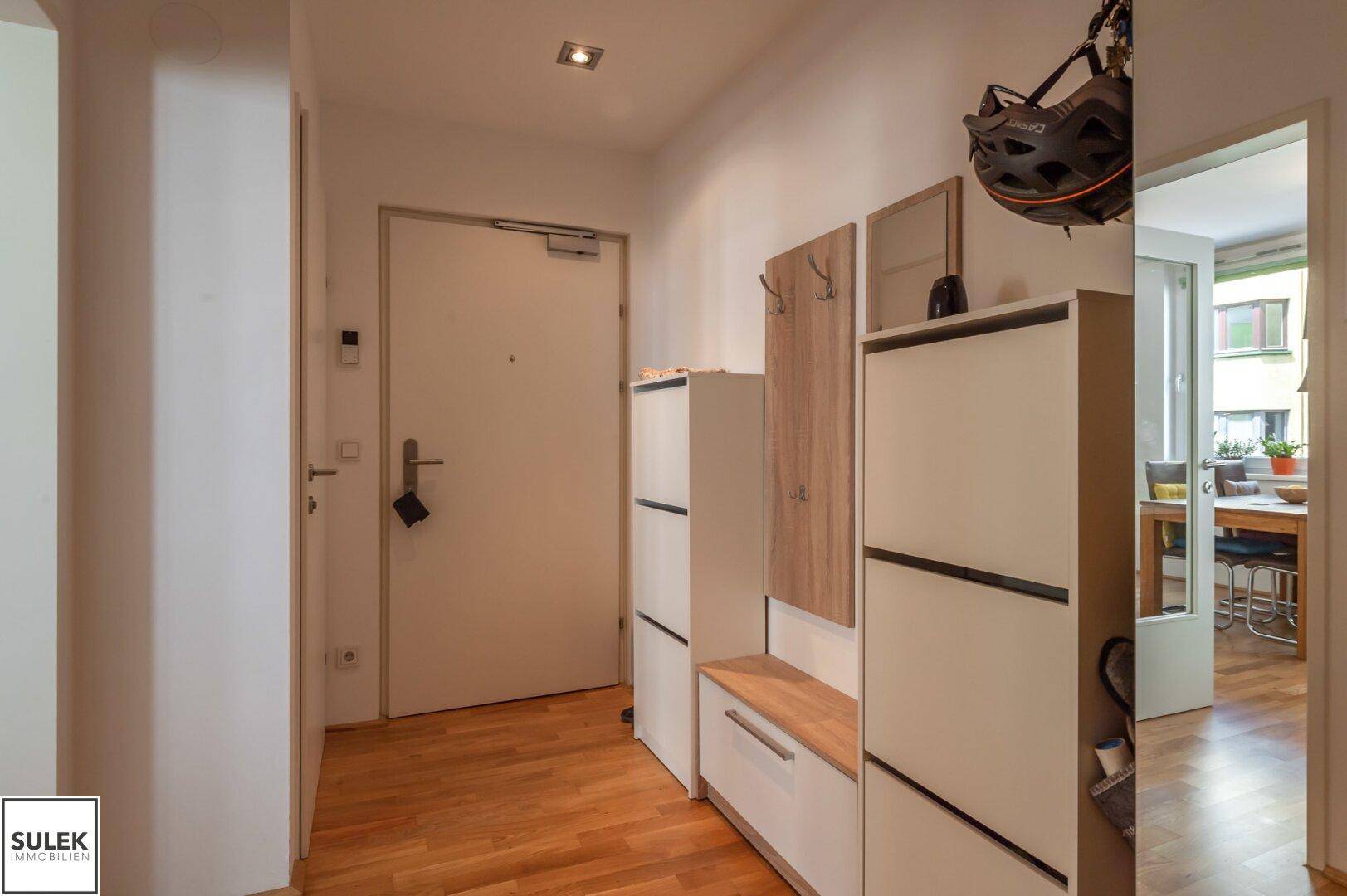 Eingangsbereich mit Garderobe und Schuhschränken, bietet einen ersten Blick in die Wohnung.