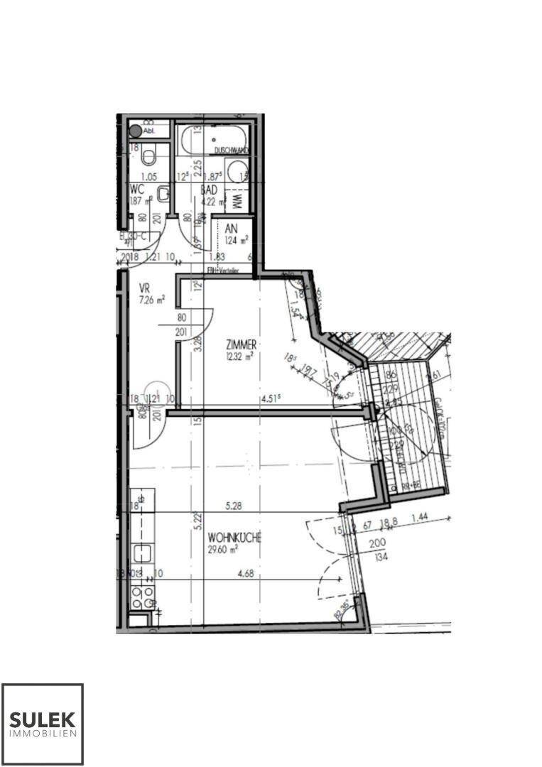 Detaillierter Grundriss der Wohnung mit Wohnküche, Zimmer und Balkon.