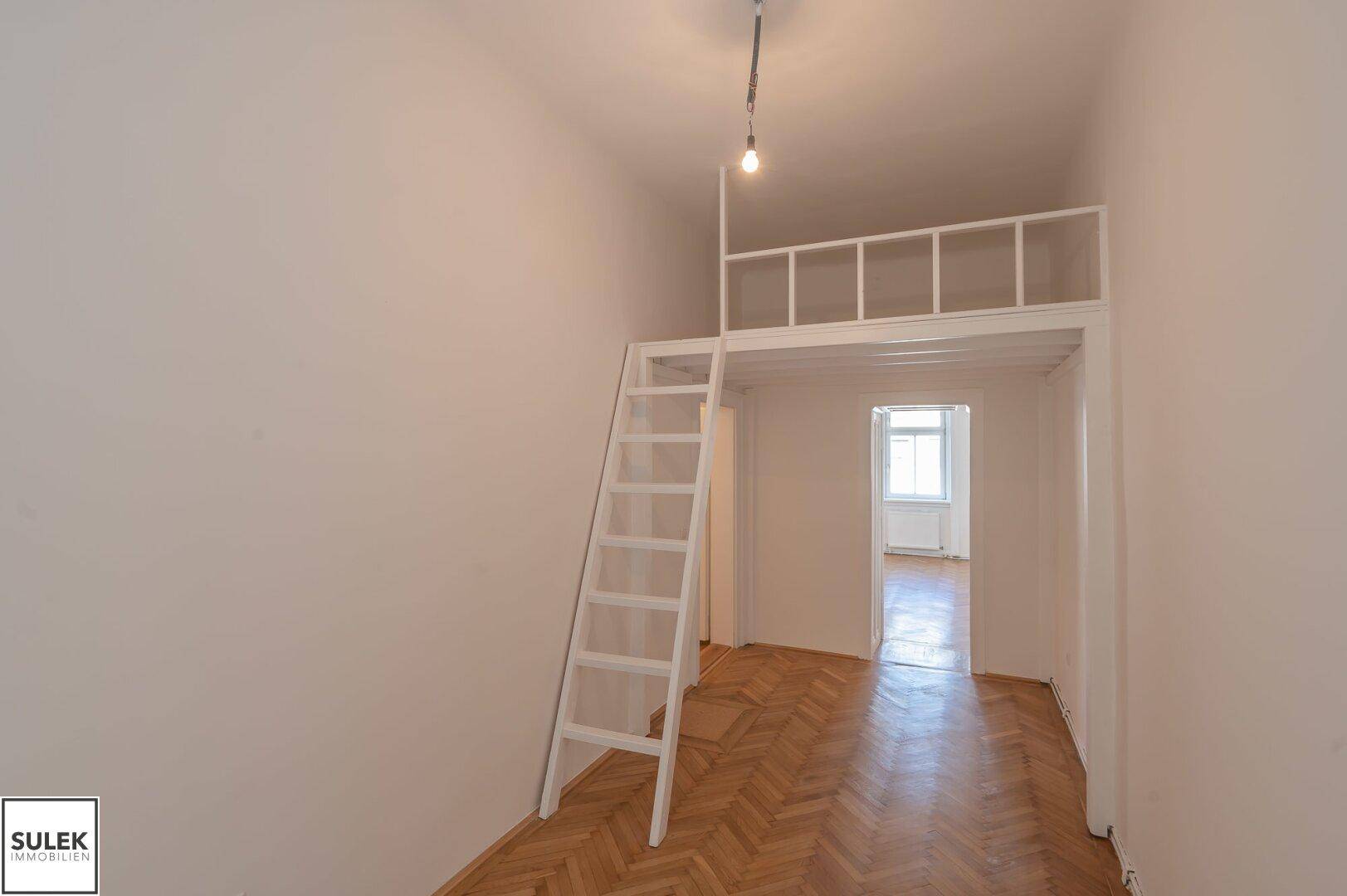 Zimmer mit Hochbettkonstruktion und Fischgrätparkett, ideal für ein kleines Schlafzimmer.