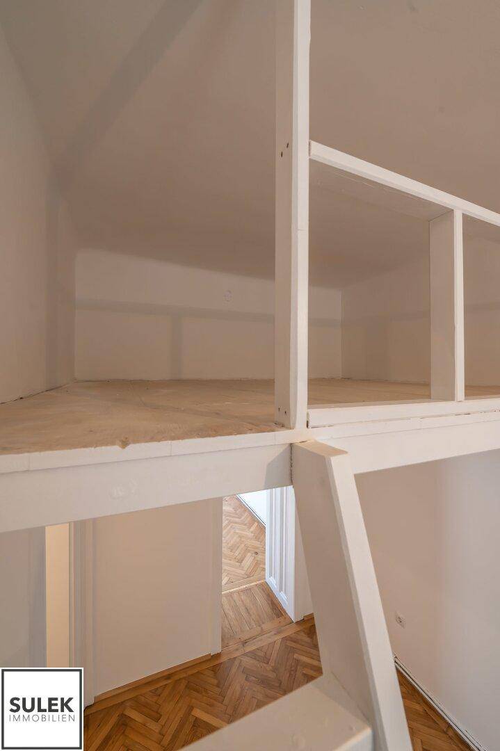 Detailansicht der Hochbettkonstruktion, die zusätzlichen Schlaf- oder Stauraum bietet.