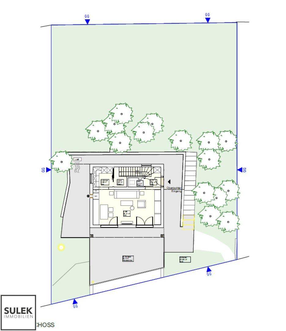 Grundriss des Erdgeschosses mit offenem Wohnbereich, Kamin und Zugang zu Balkon und Terrasse.