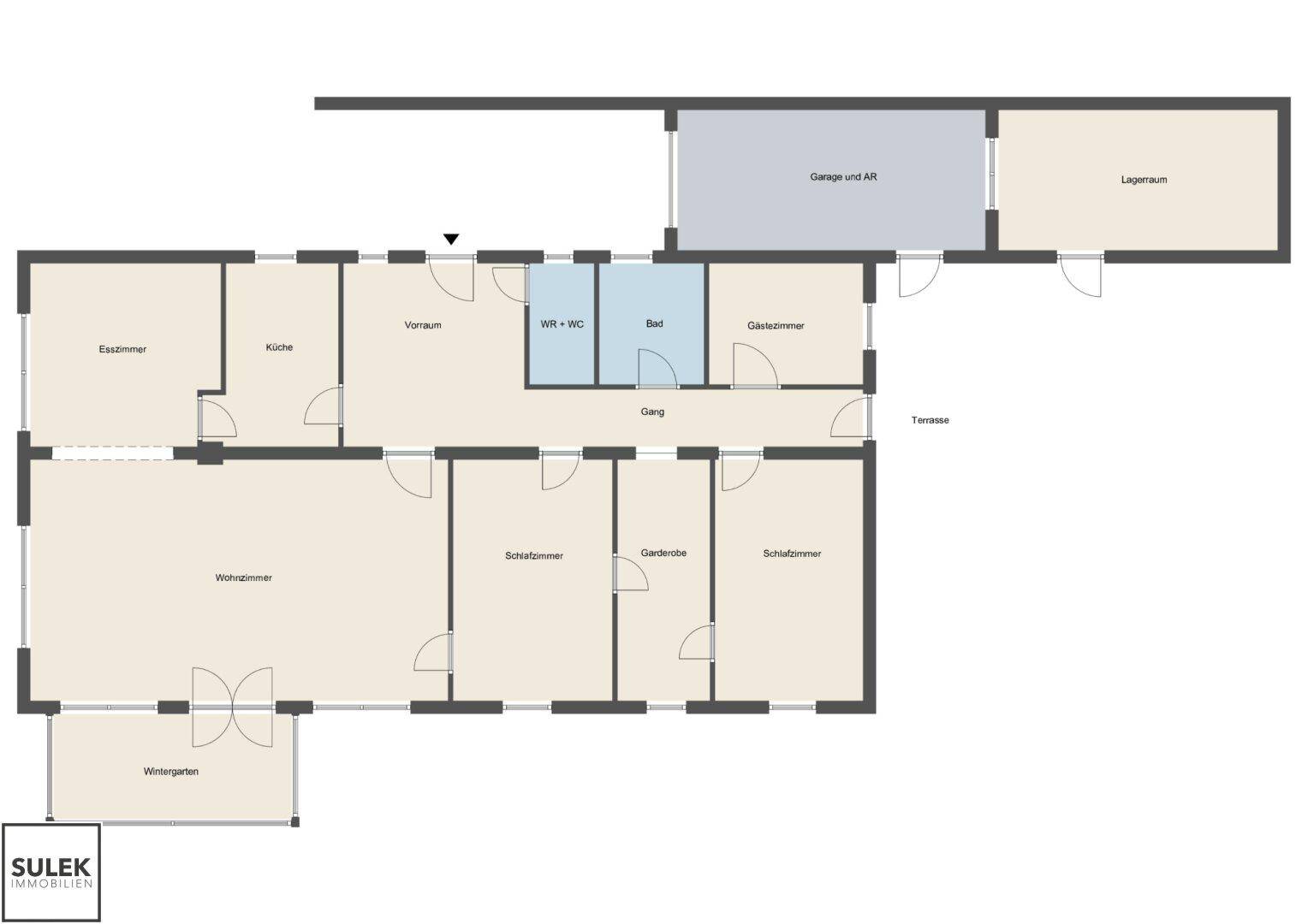 Detaillierter Grundriss des Hauses mit verschiedenen Räumen und Außenbereichen.