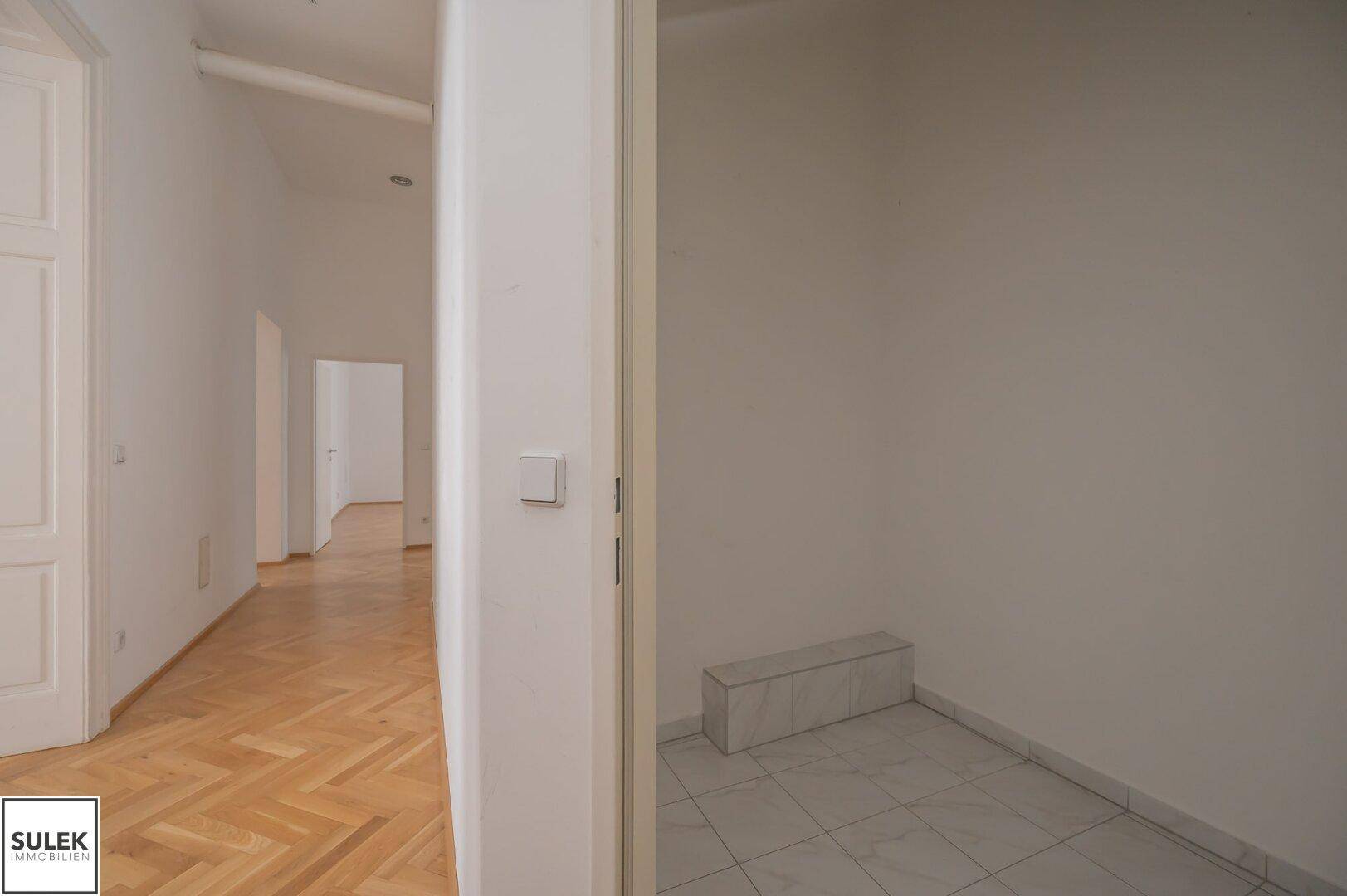 Kleiner Raum mit Fliesenboden, ideal als Abstell- oder Hauswirtschaftsraum nutzbar.