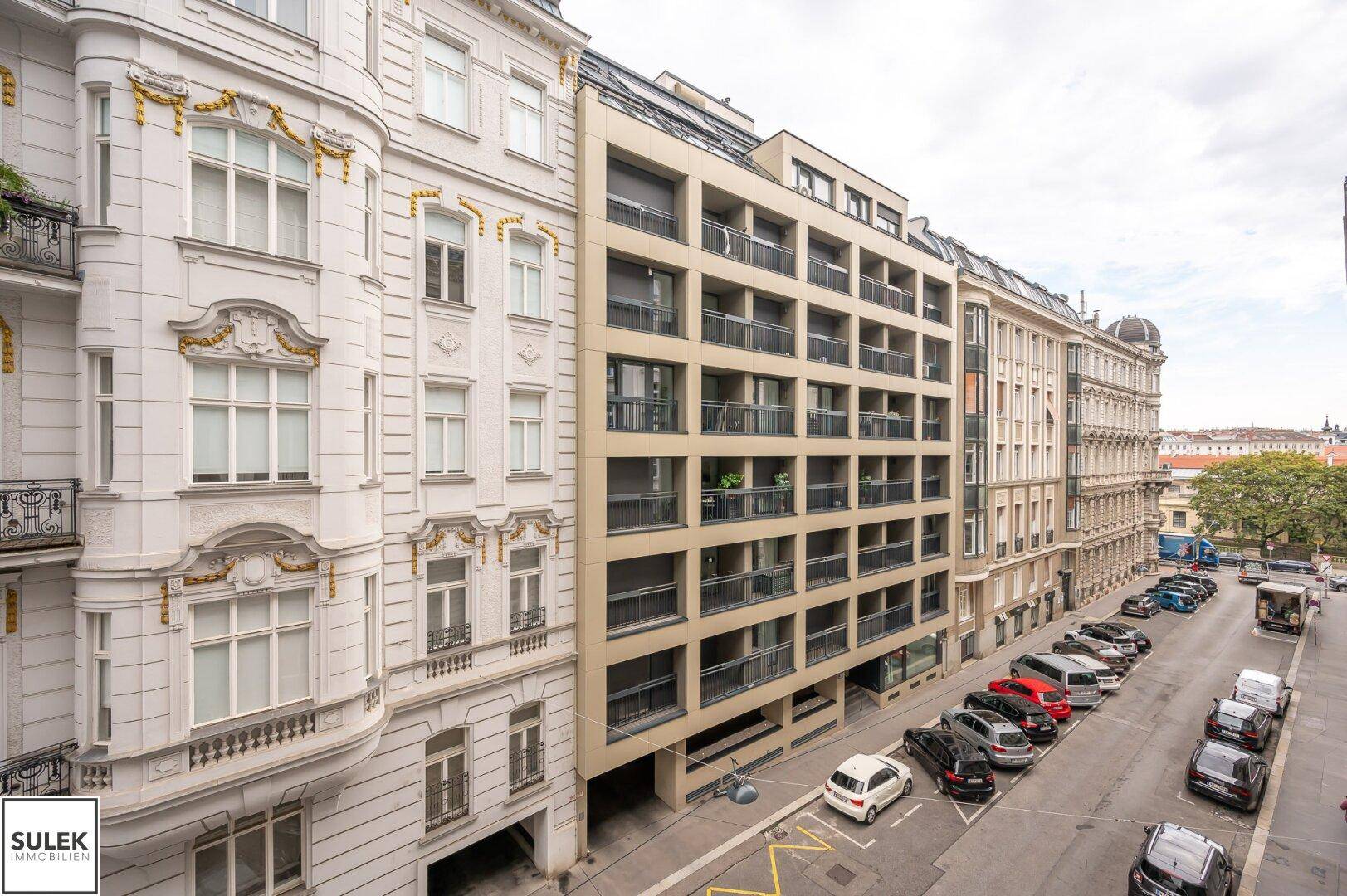 Stadtansicht mit einer Mischung aus klassischer und moderner Architektur entlang der Straße.