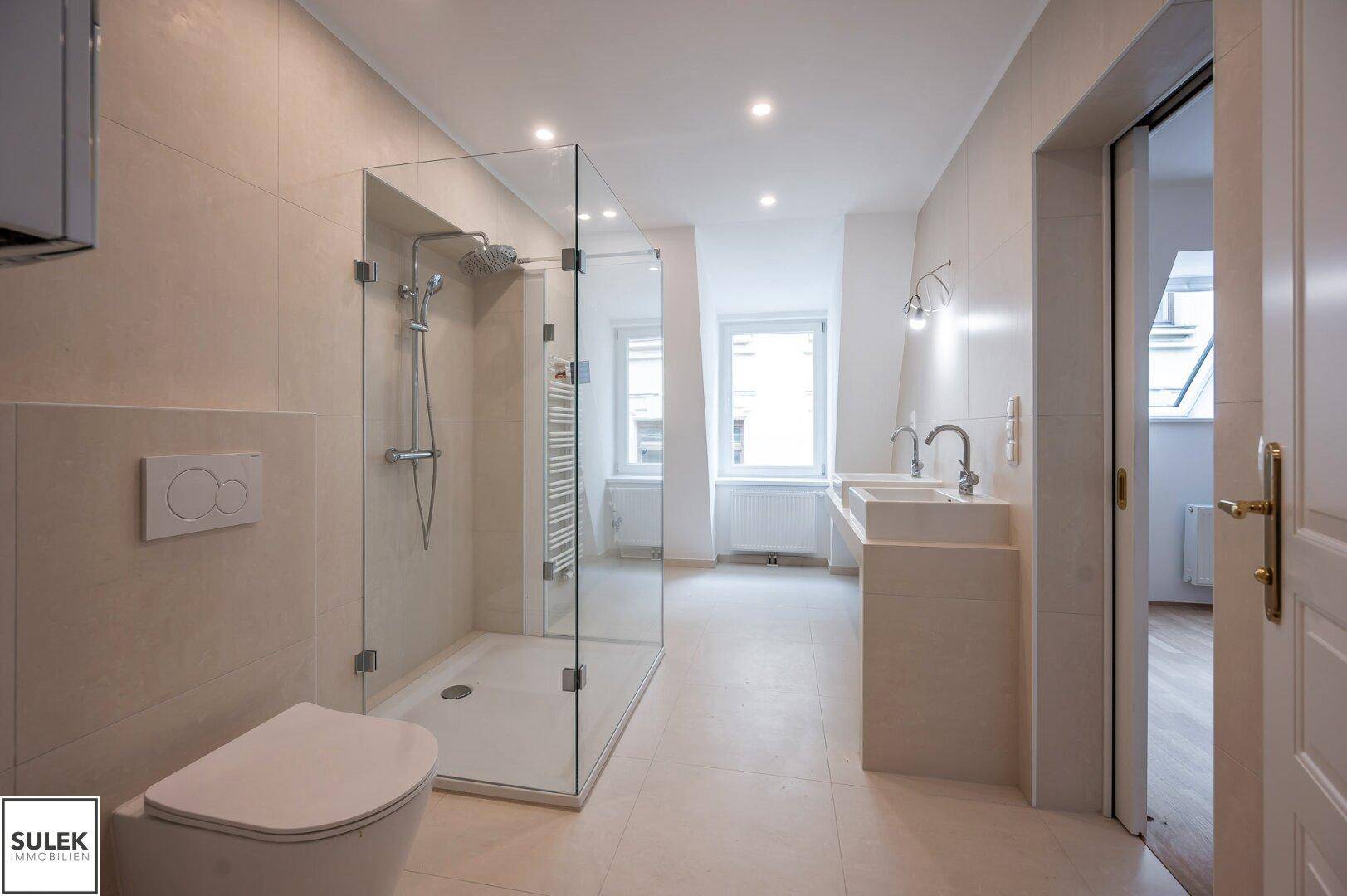 Großes, modernes Badezimmer mit begehbarer Dusche, Doppelwaschbecken und Fenster.