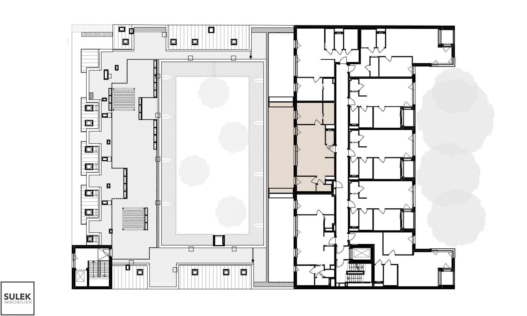 Übersichtlicher Grundriss eines Gebäudekomplexes mit Innenhof und verschiedenen Wohnbereichen.
