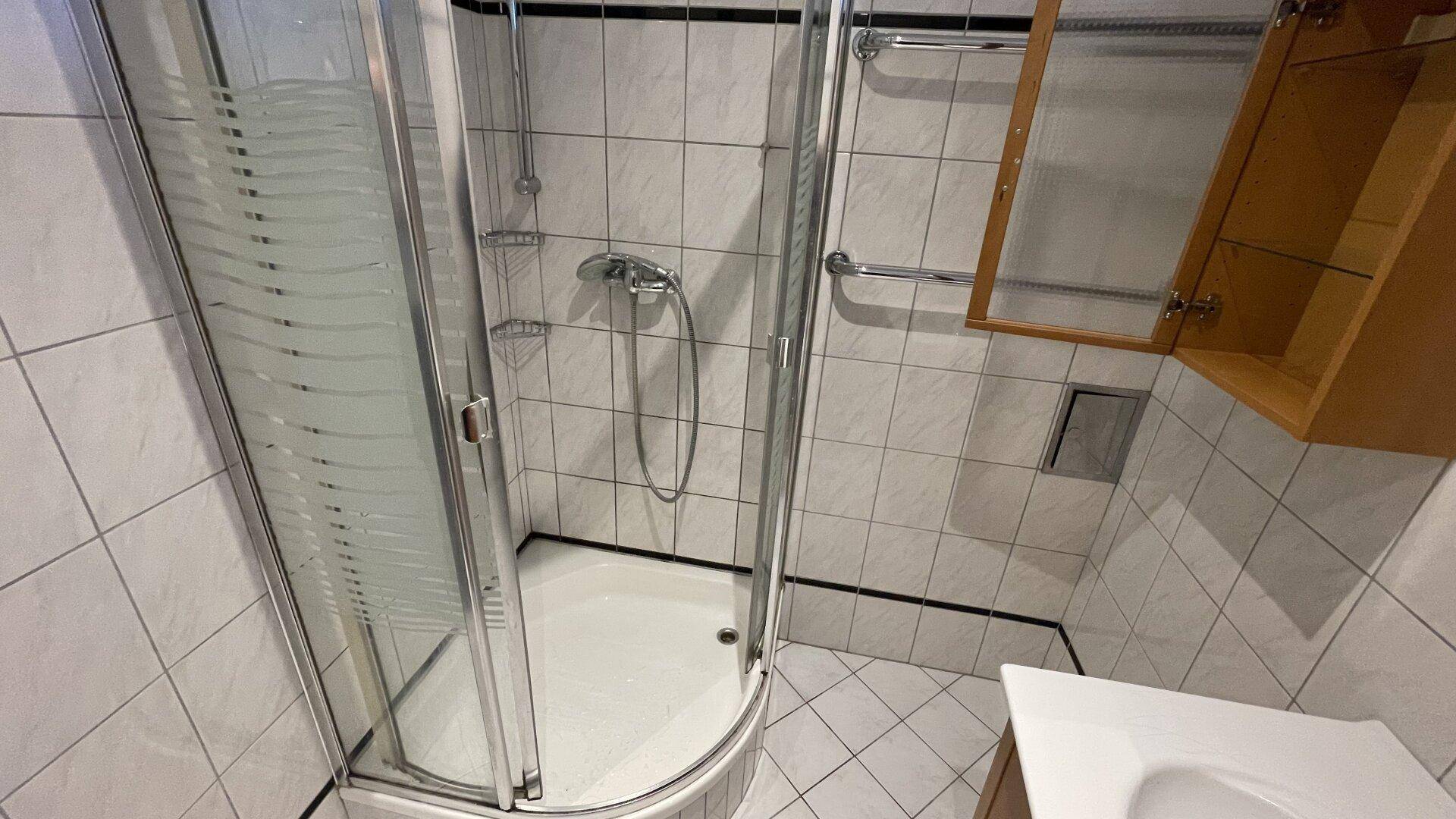 https://pictures.immobilienscout24.de/prod.www.immobilienscout24.at/pictureserver/loadPicture?q=70&id=012.0012000001NbW1I-1735829842-04d321040dd8472393c44320ed138a1d