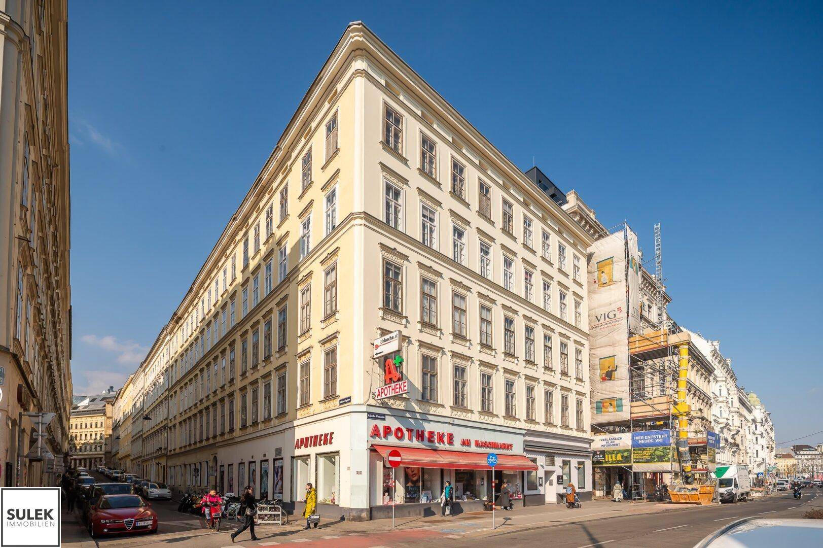 Historisches Eckgebäude mit Apotheke im Erdgeschoss und klassischer Fassade.