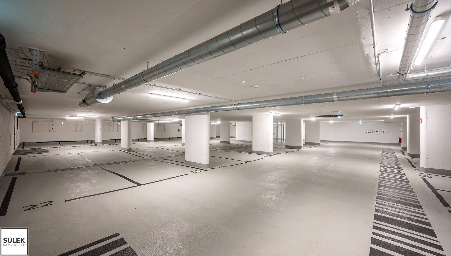 Geräumige Tiefgarage mit vielen Stellplätzen und guter Beleuchtung.