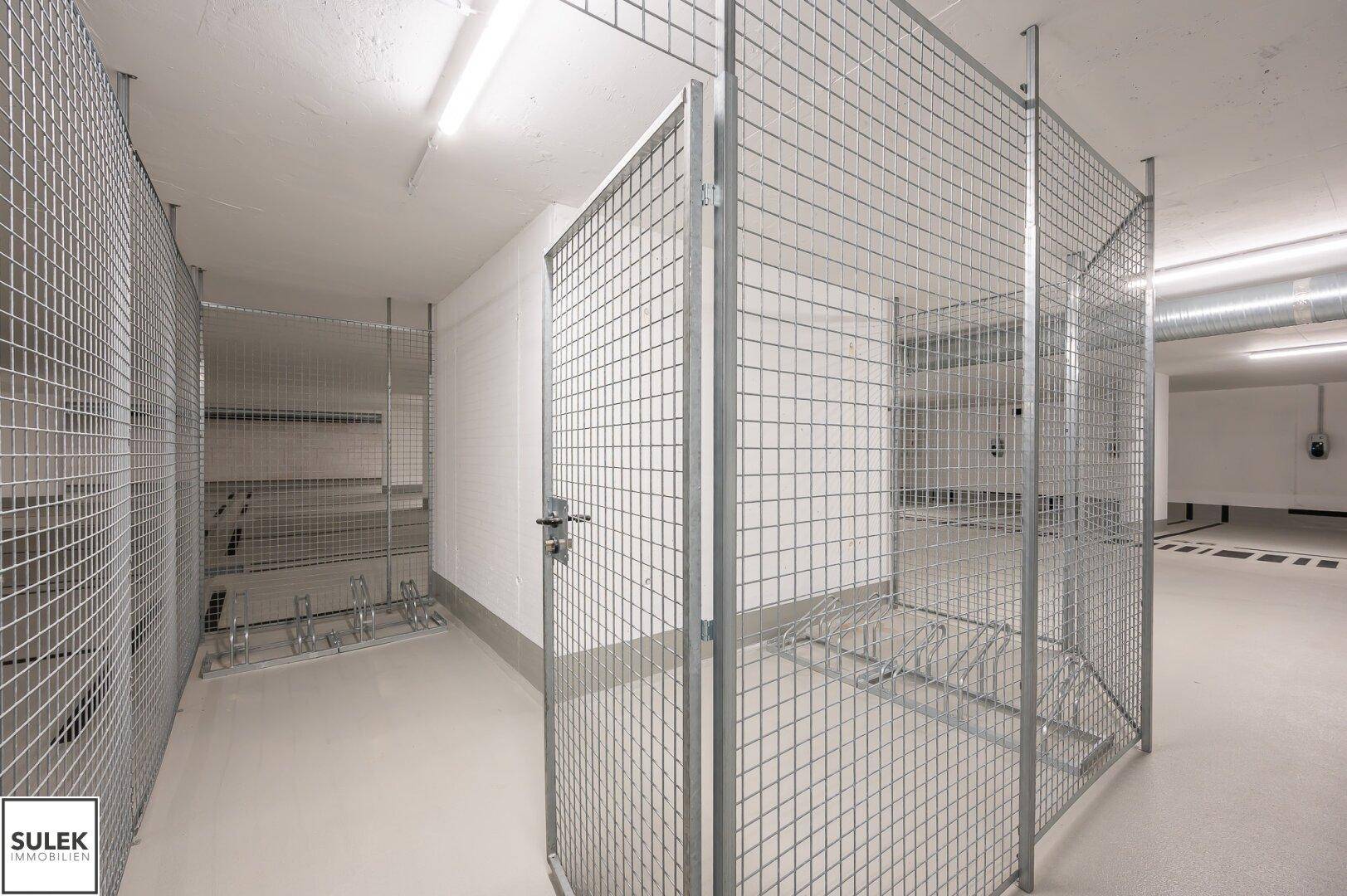 Fahrradraum mit sicheren Abstellmöglichkeiten und Gitterboxen im Keller.