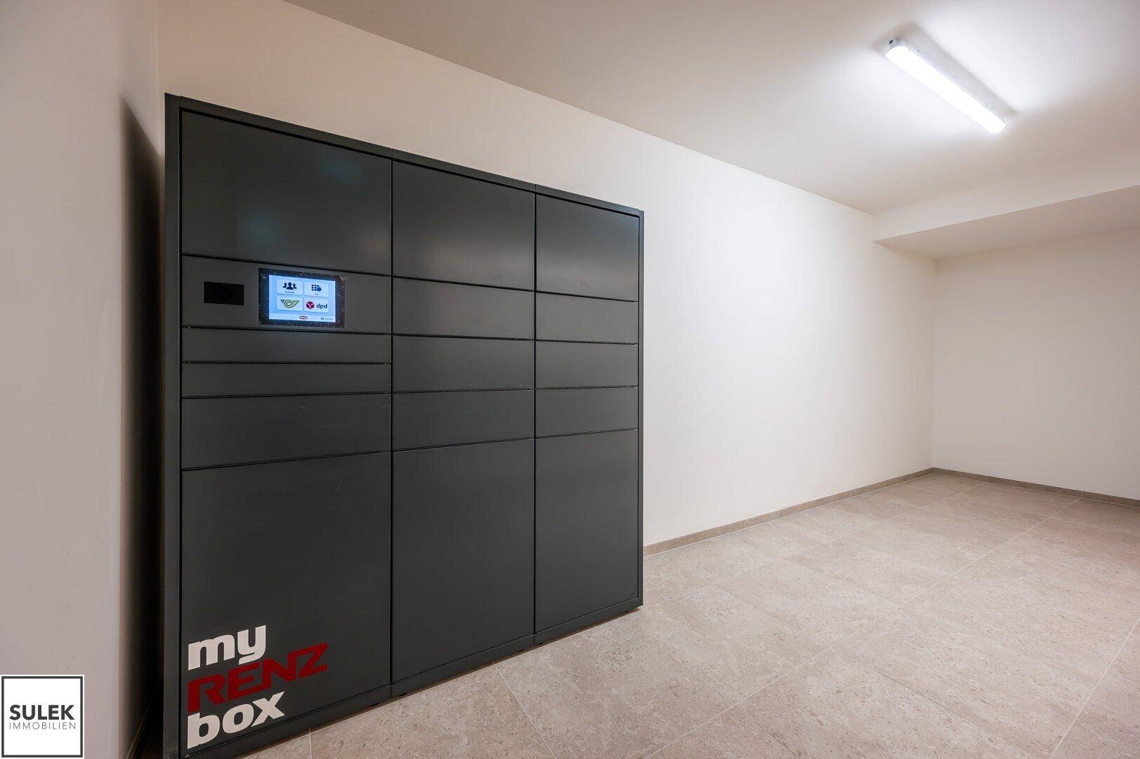 Moderne Paketstation für Bewohner in einem Gemeinschaftsraum.