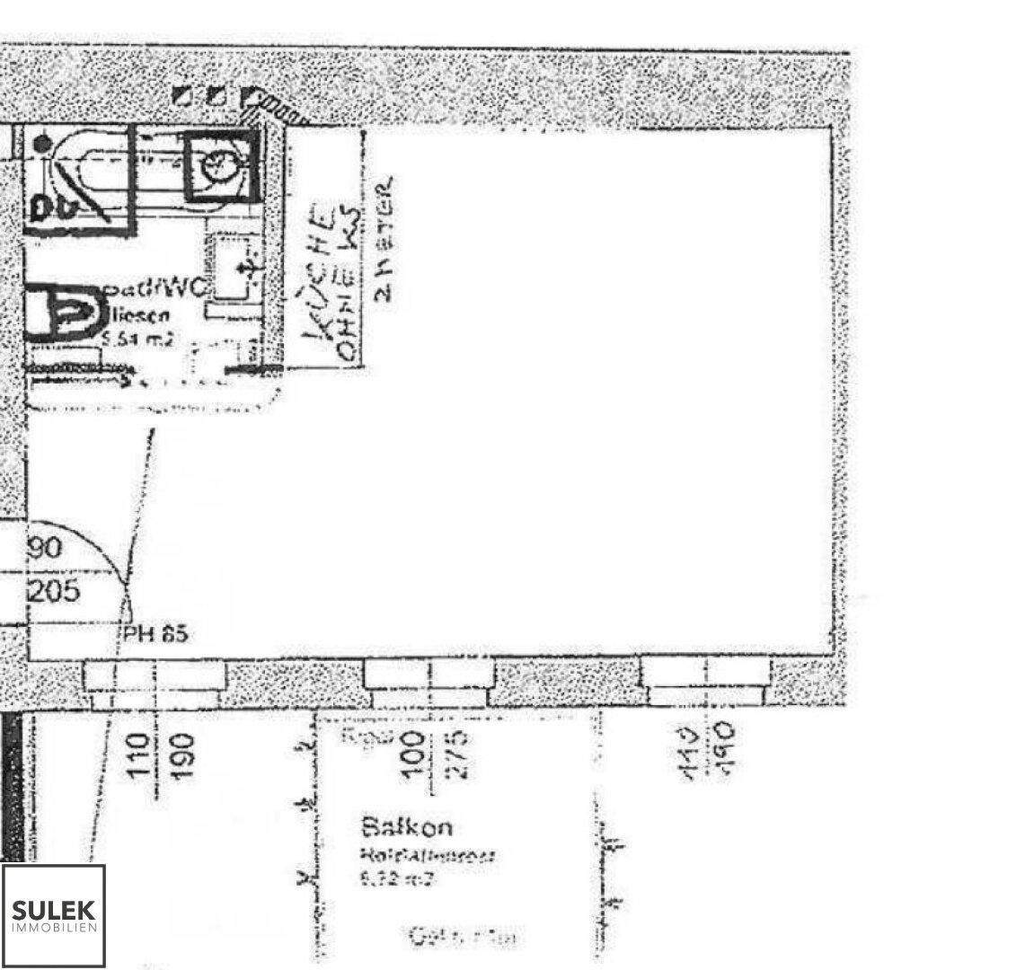 Grundriss eines Apartments mit Bad/WC, Küche und Balkon, zeigt die Raumaufteilung.