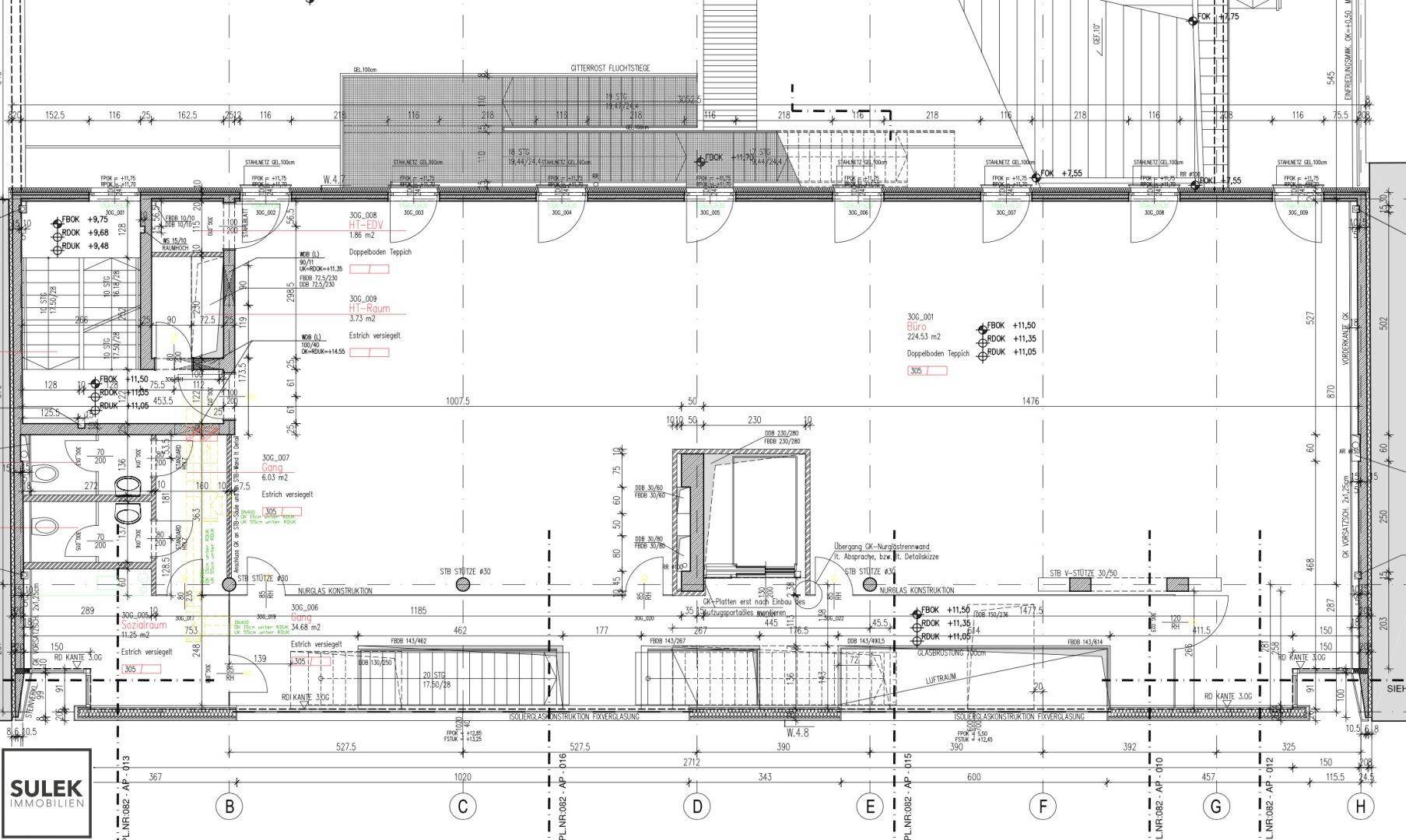 Detaillierter Grundriss einer Etage mit verschiedenen Räumen und Abmessungen.