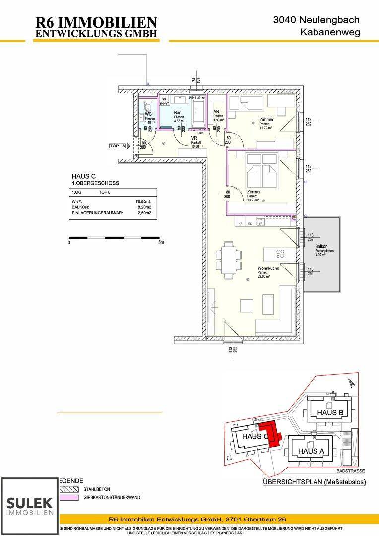 Detaillierter Grundriss einer Wohnung im Obergeschoss mit Balkon und Raumaufteilung.