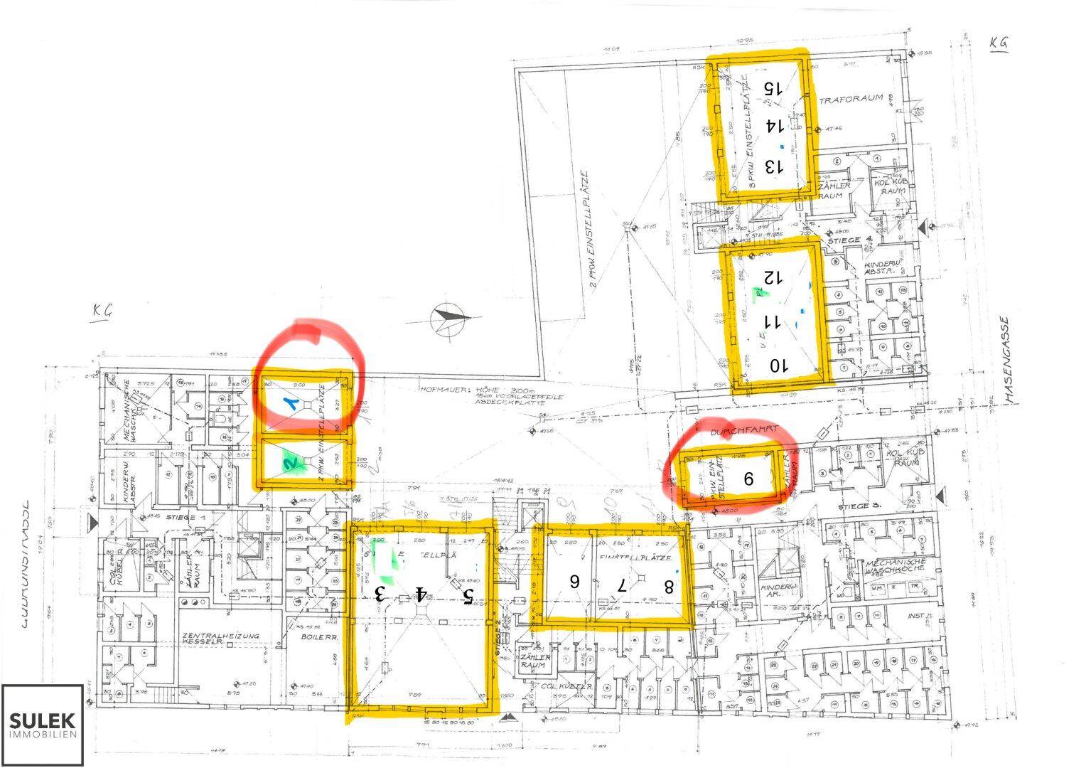 Architektonischer Grundrissplan mit markierten Bereichen und verschiedenen Räumen.