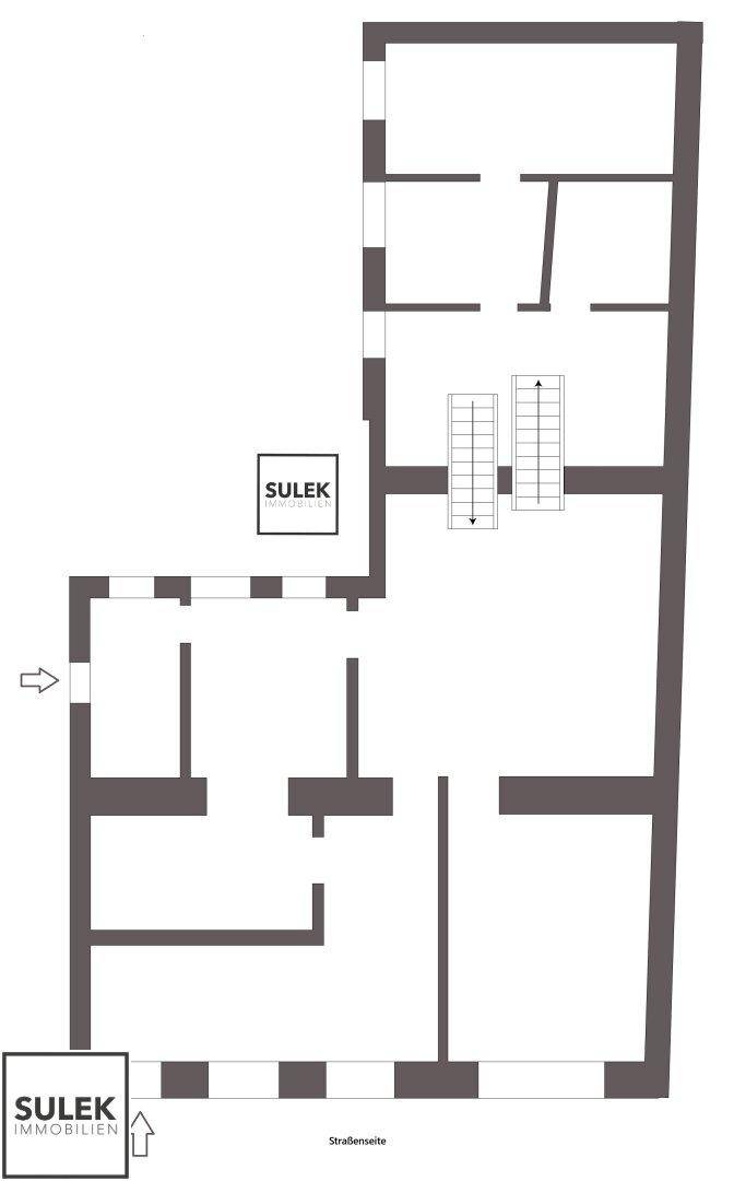 Grundriss des Erdgeschosses mit Eingang, Treppenhaus und mehreren Räumen.