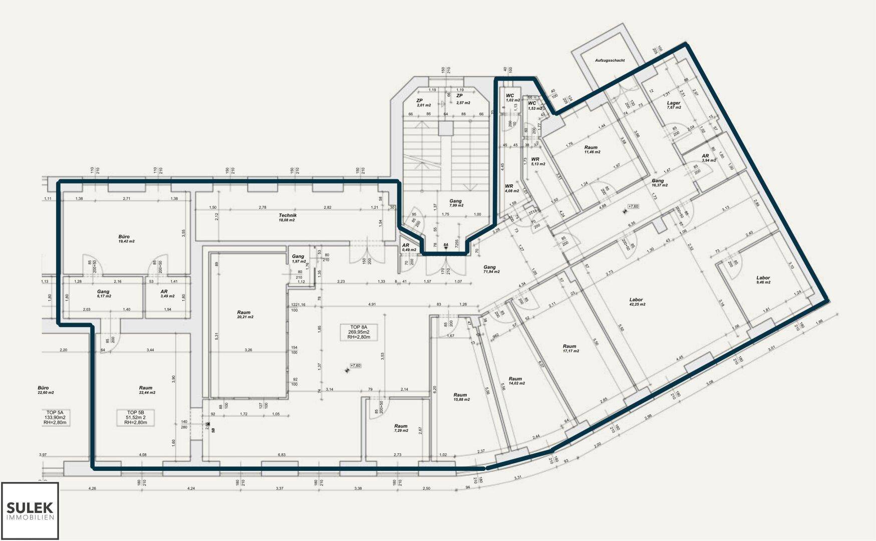 Detaillierter Grundriss einer Büroetage mit verschiedenen Räumen und Abmessungen.