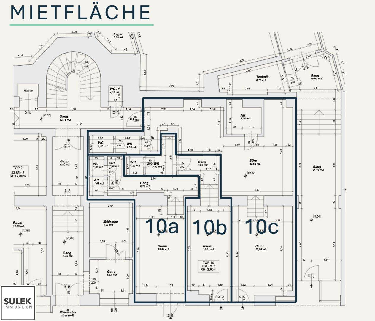 Detaillierter Grundriss einer Mietfläche mit nummerierten Räumen, Gängen und Sanitärbereichen.