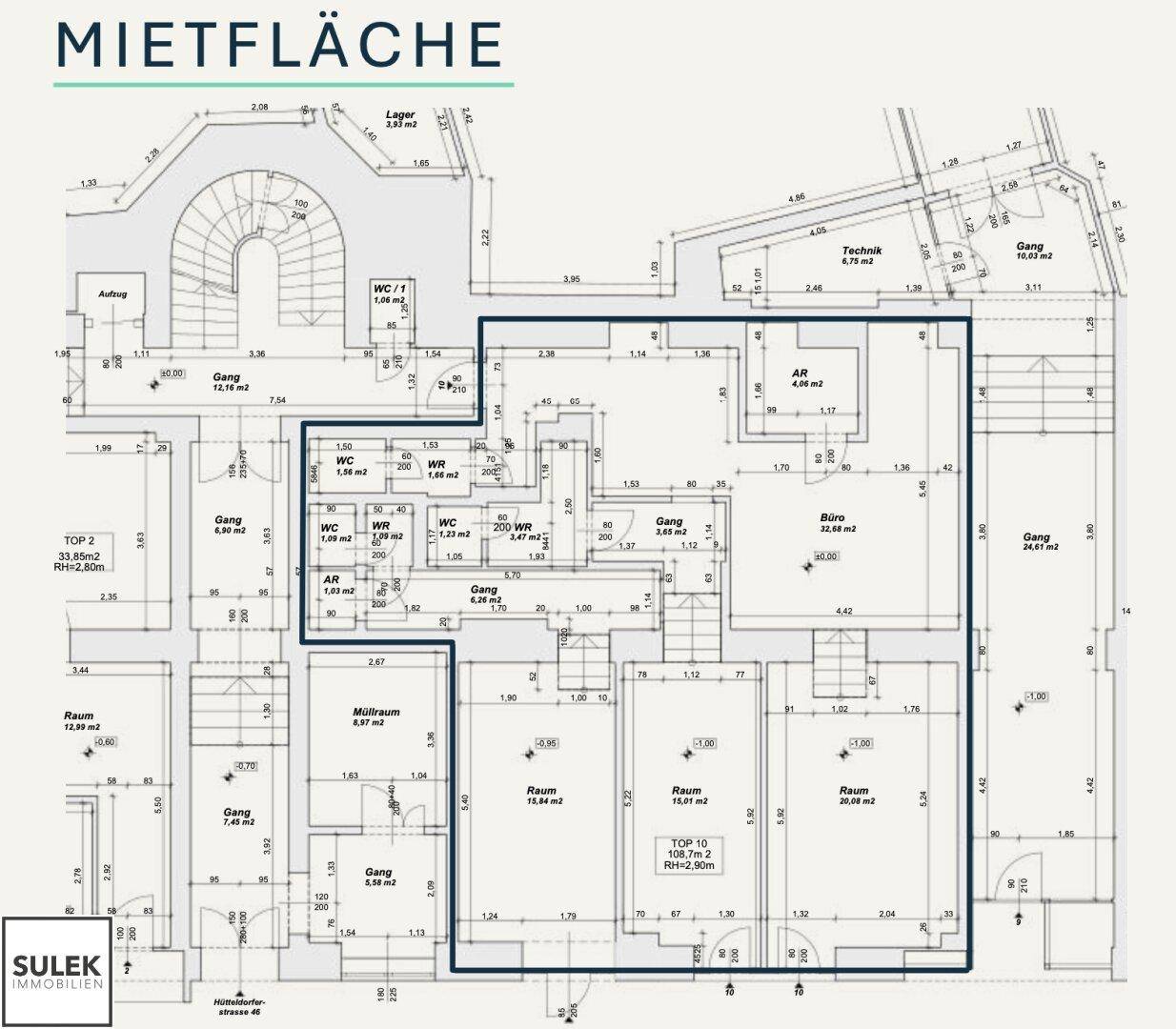 Detaillierter Grundriss einer Mietfläche mit mehreren Räumen, Gängen und Sanitärbereichen.
