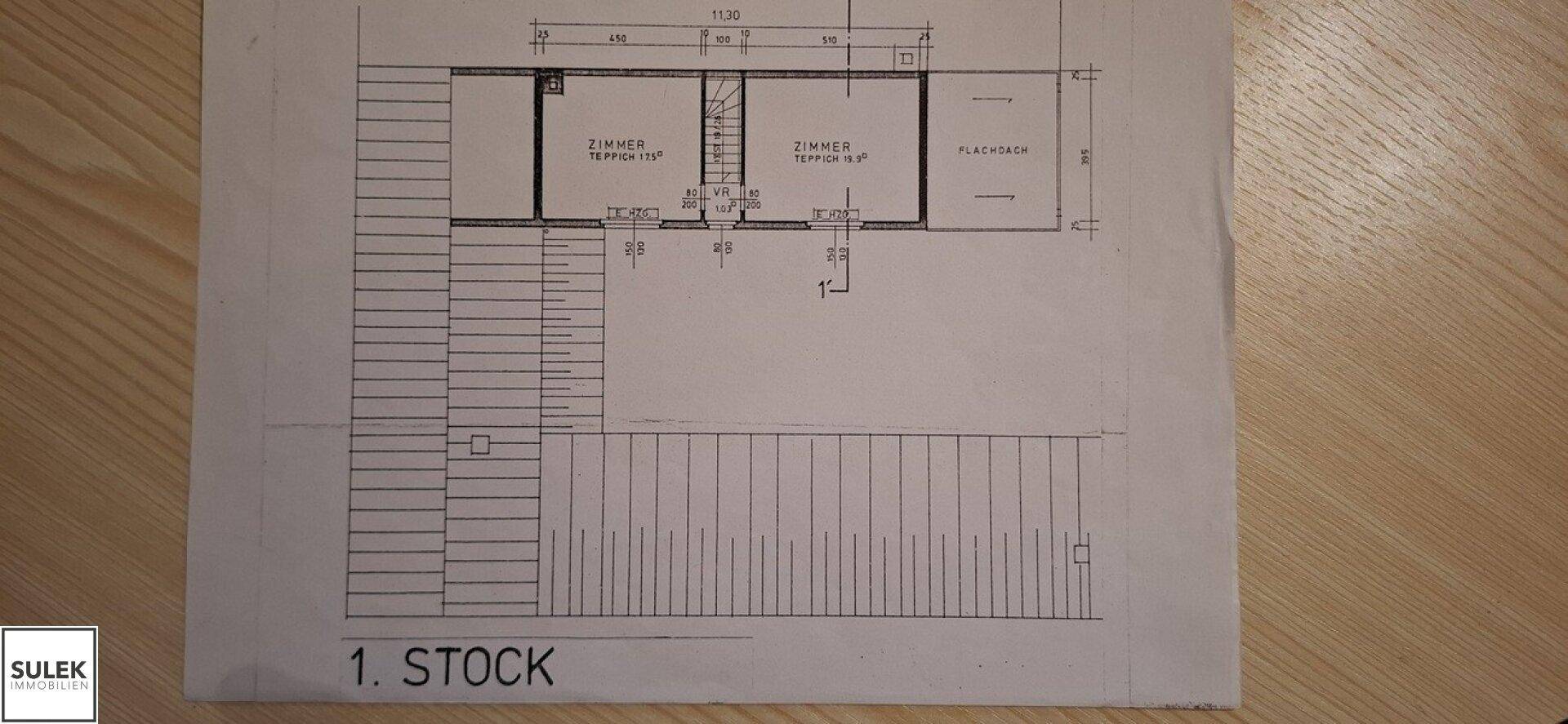 Grundriss des ersten Stocks mit Zimmern und Flachdachbereich.