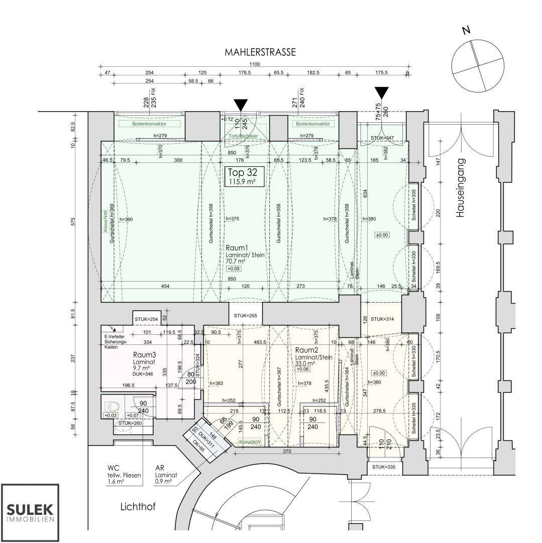 Detaillierter Grundriss eines Gewerbeobjekts mit mehreren Räumen, offenem Layout und einem Lichthof.