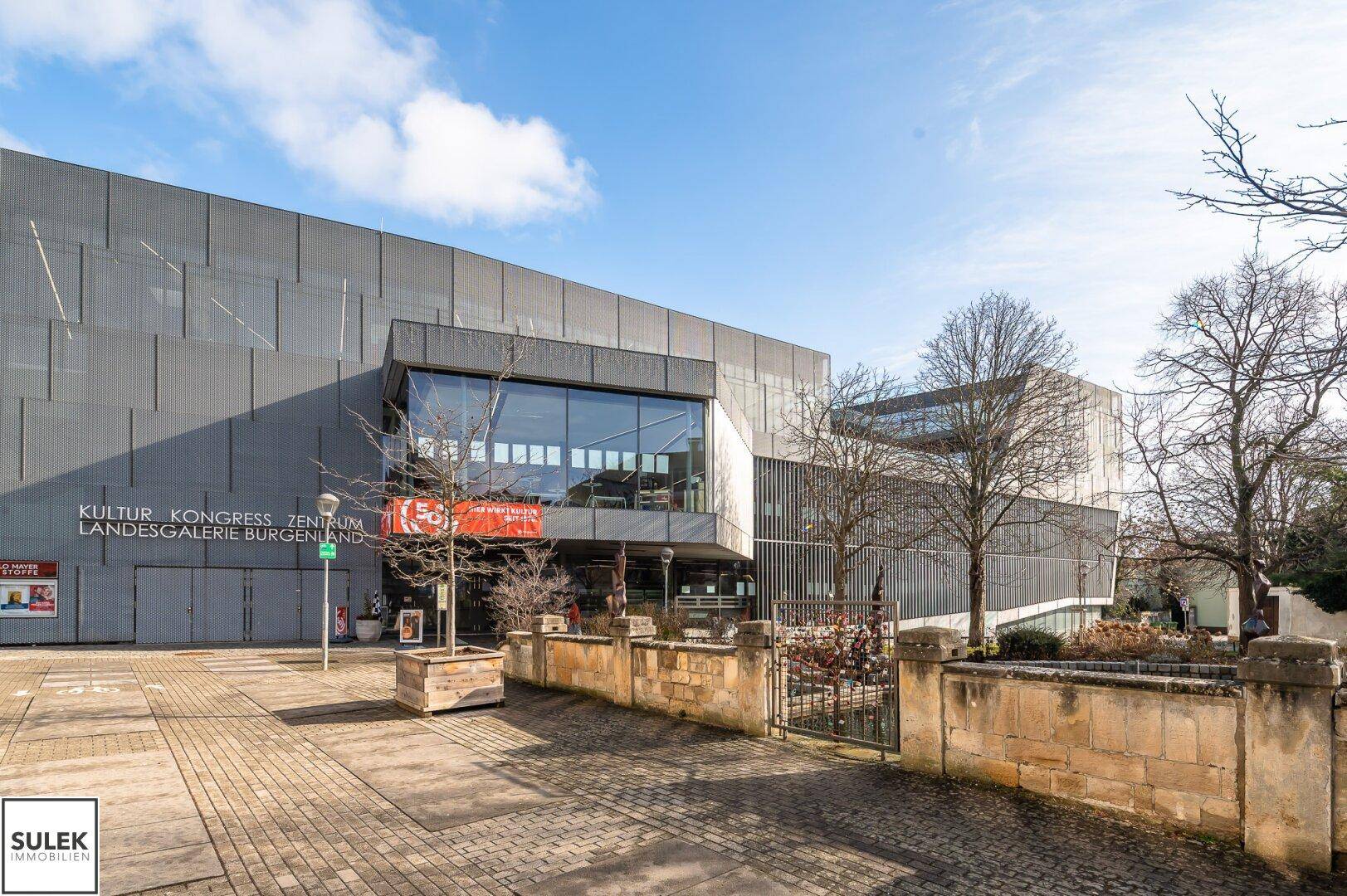Modernes Kultur- und Kongresszentrum mit markanter Architektur und großen Glasflächen.