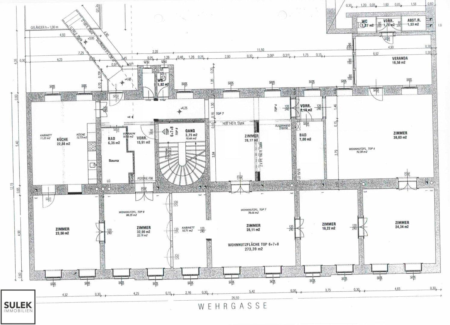 Detaillierter Grundrissplan einer großen Wohnung mit mehreren Zimmern, Bädern, Sauna und Veranda.