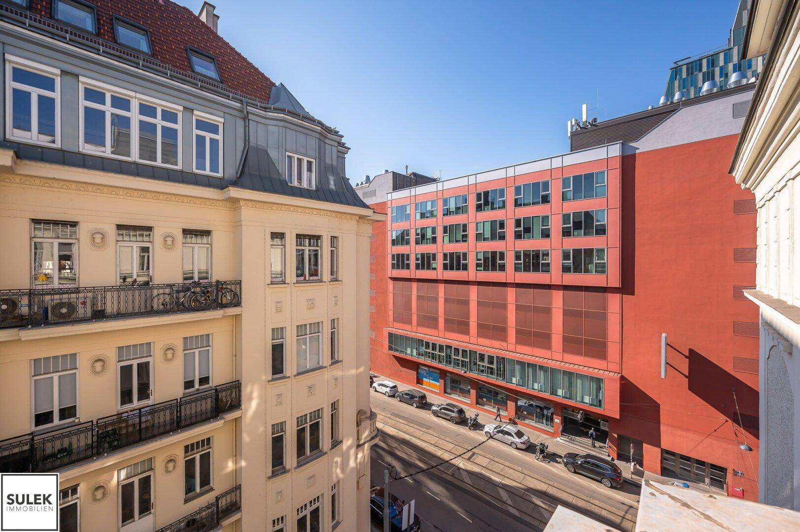 Stadtansicht mit einer Mischung aus traditionellen und modernen Gebäuden entlang einer Straße.