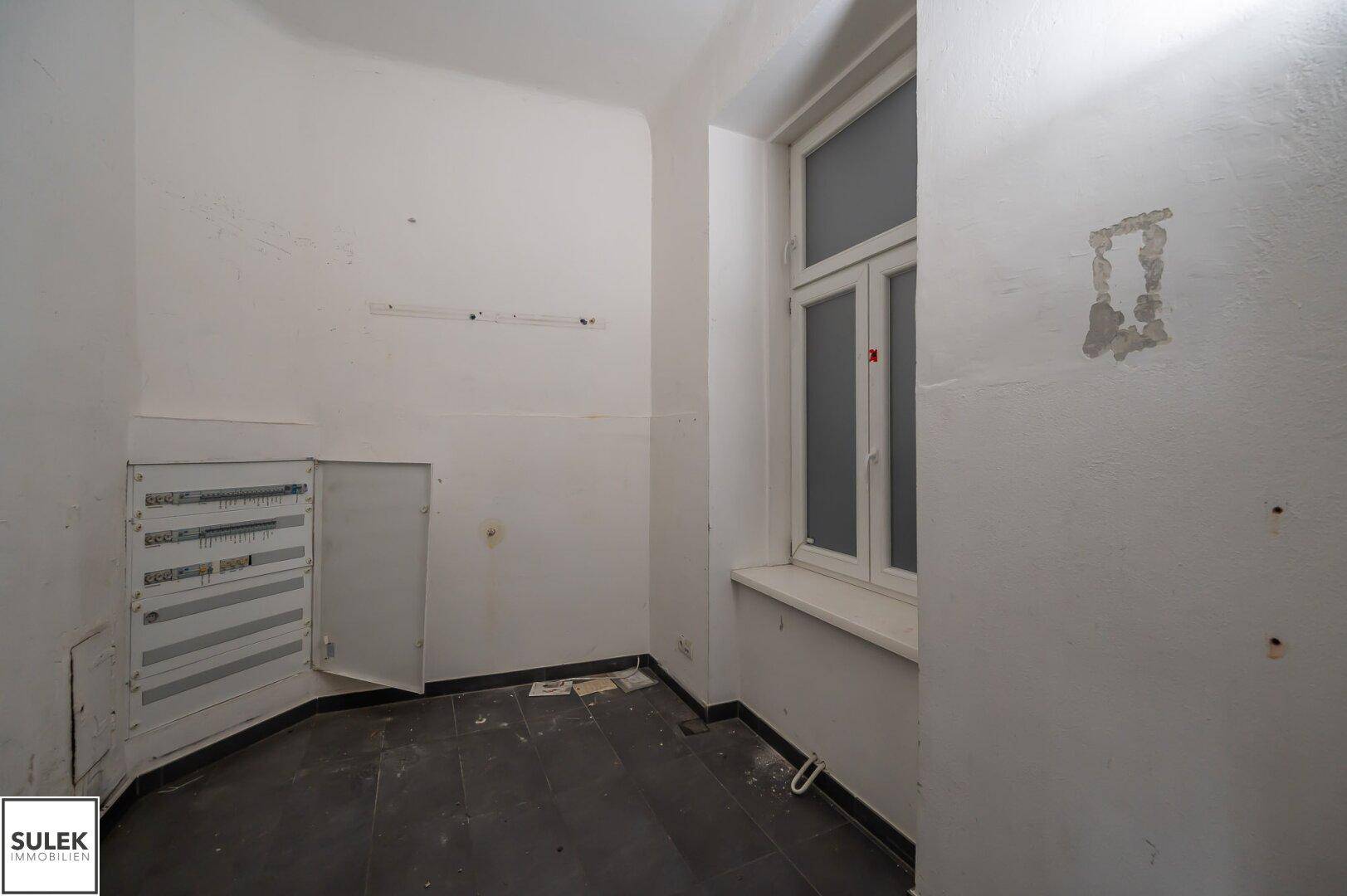 ** ab sofort: großzügige Gewerbefläche mit Büro, Verkaufsräumen und Lagerfläche - Straßeneingang, Klimaanlage, Laderampe, uvm. ** unbefristete Miete ** - Ansicht 4
