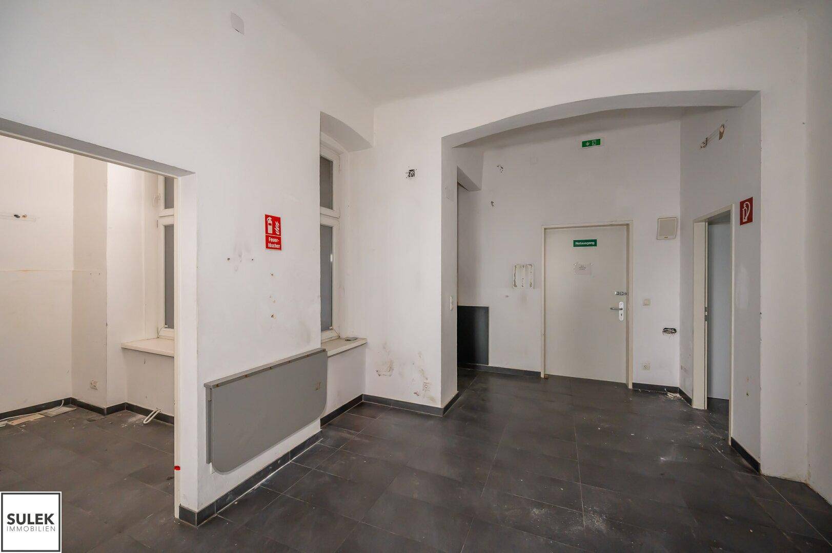 ** ab sofort: großzügige Gewerbefläche mit Büro, Verkaufsräumen und Lagerfläche - Straßeneingang, Klimaanlage, Laderampe, uvm. ** unbefristete Miete ** - Mehr