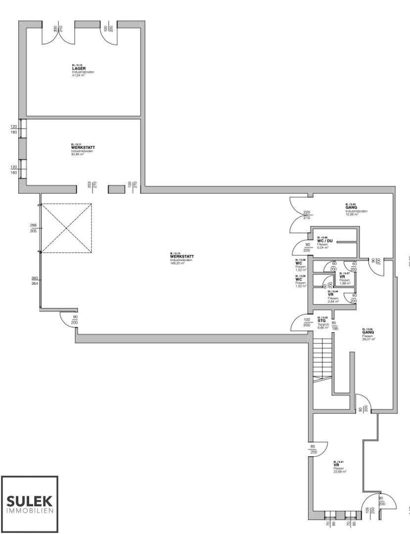 Grundrissplan eines Gewerbeobjekts mit Werkstattbereichen, Lager und Sanitäranlagen.