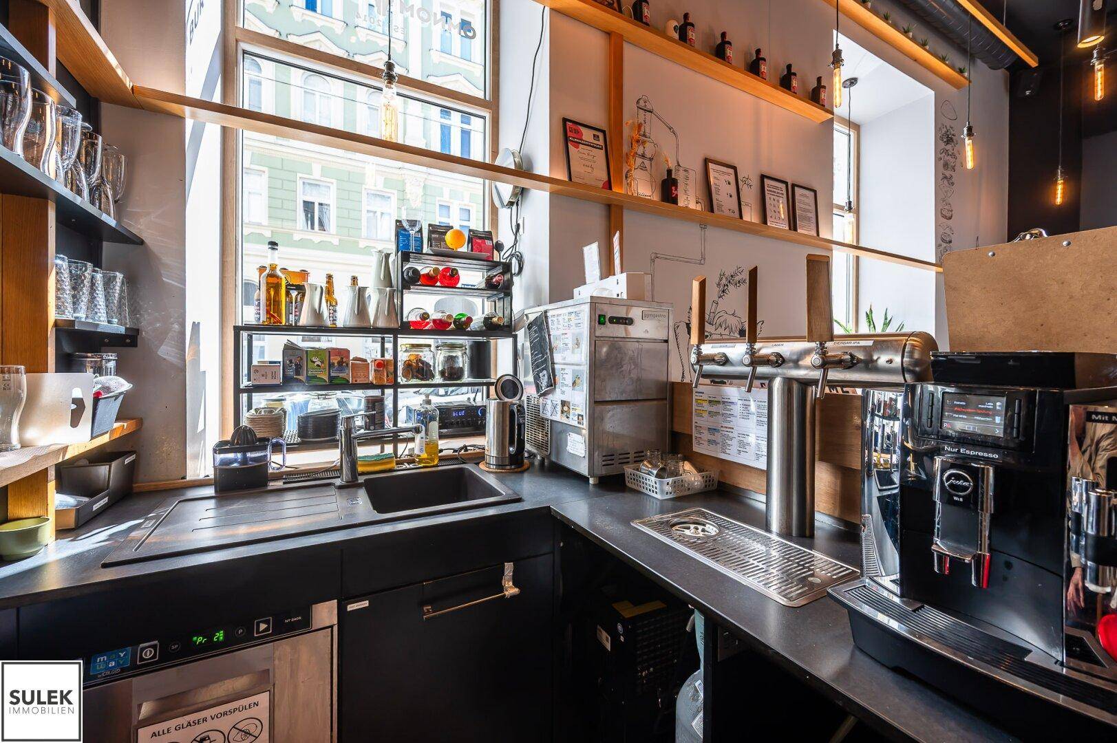 Detailansicht der Theke mit Spülbecken, Zapfanlage und Kaffeemaschine, bereit für den Service.