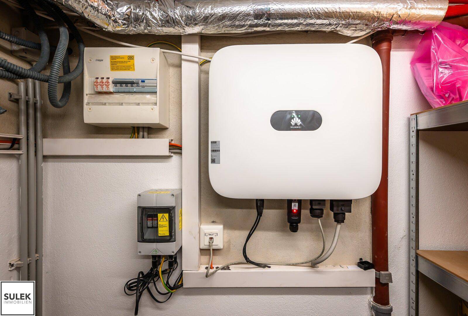 Technische Installationen mit Huawei Wechselrichter und weiteren elektrischen Komponenten.