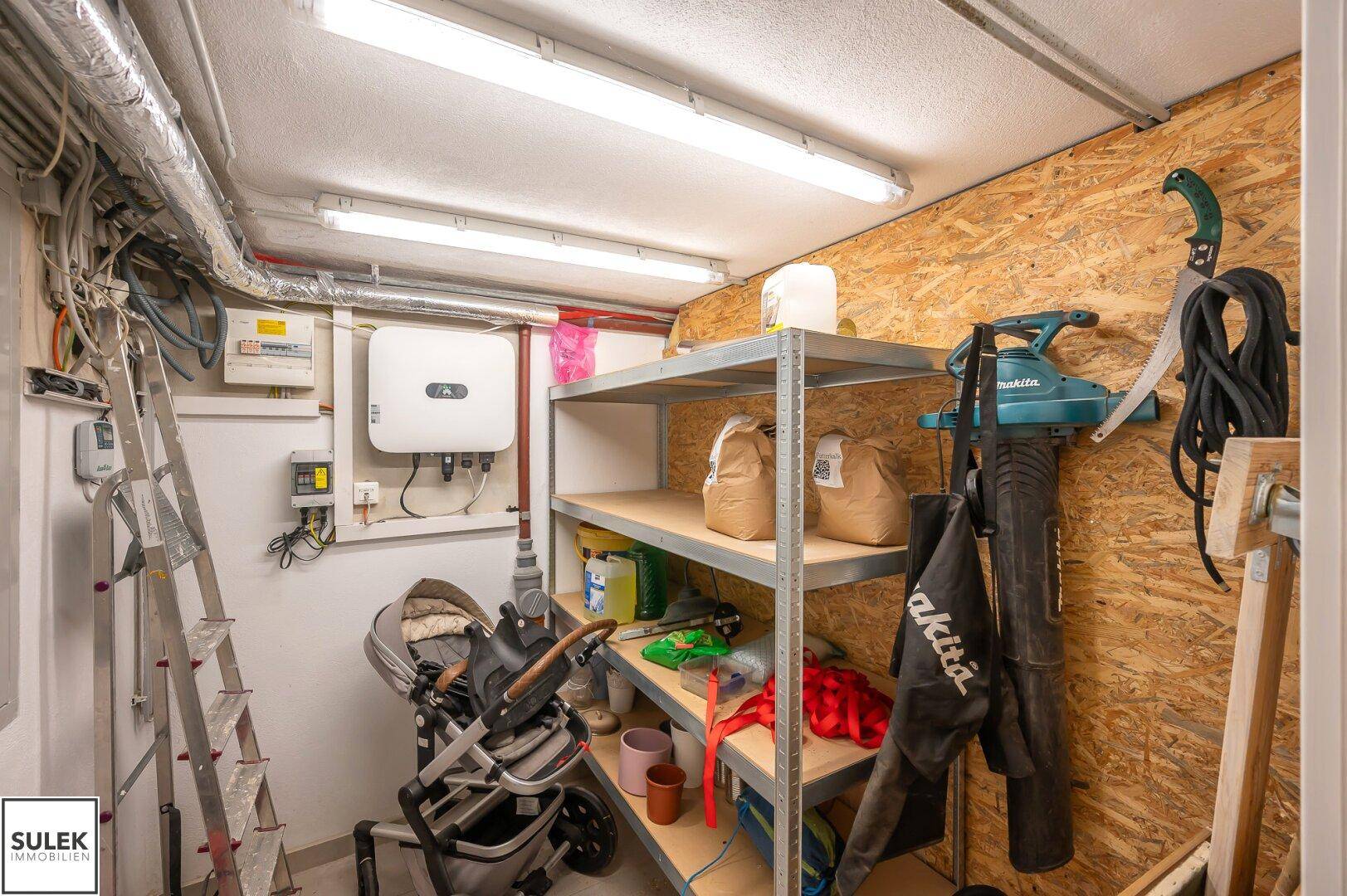 Praktischer Hauswirtschaftsraum mit OSB-Wänden, Regalen und sichtbaren Installationen.
