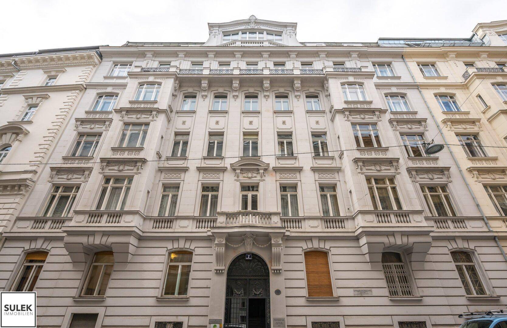 Prächtige Fassade eines historischen Gebäudes mit vielen Details und Verzierungen.