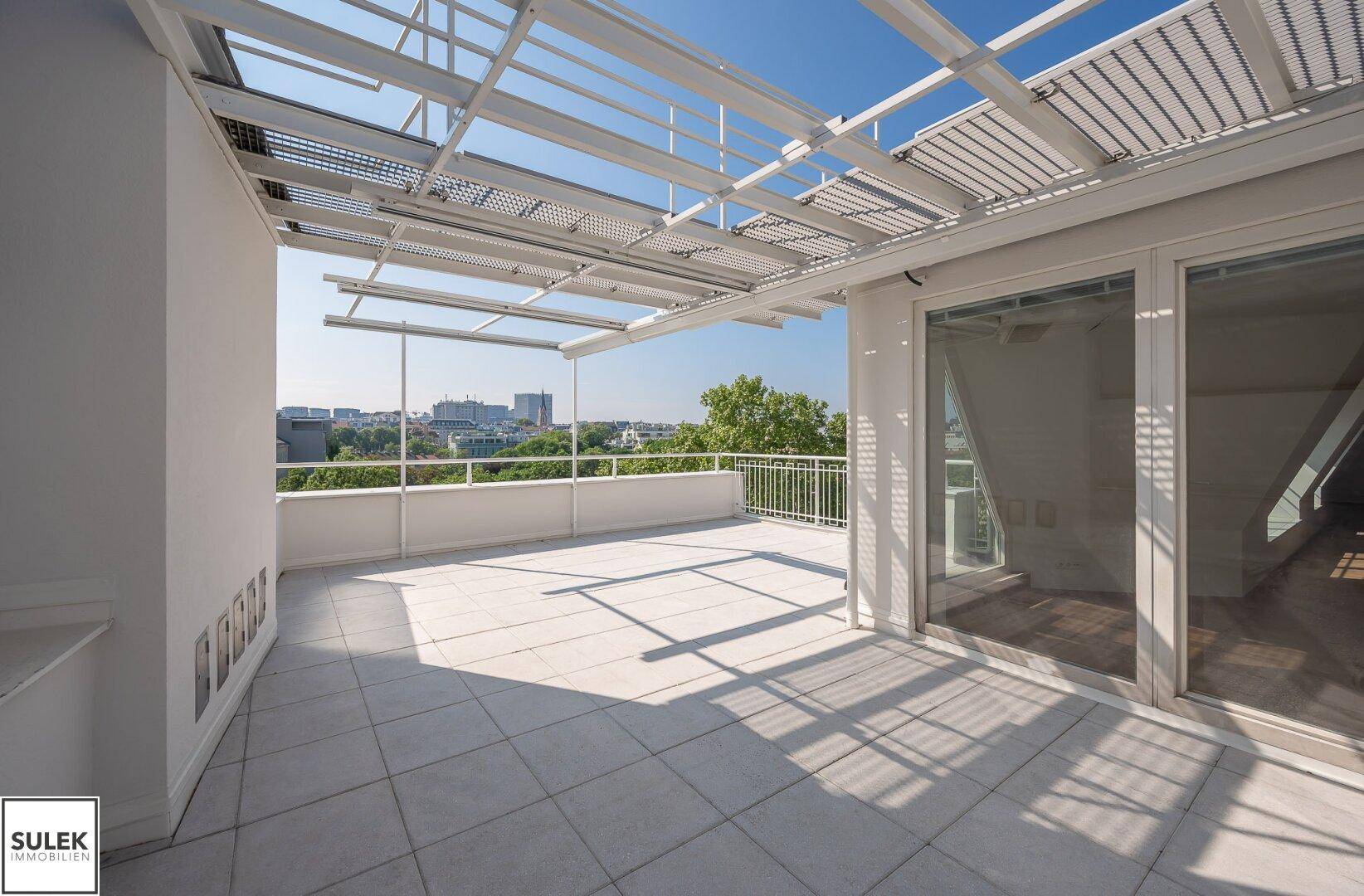Weitläufige Dachterrasse mit moderner Überdachung und Zugang zu den Innenräumen.