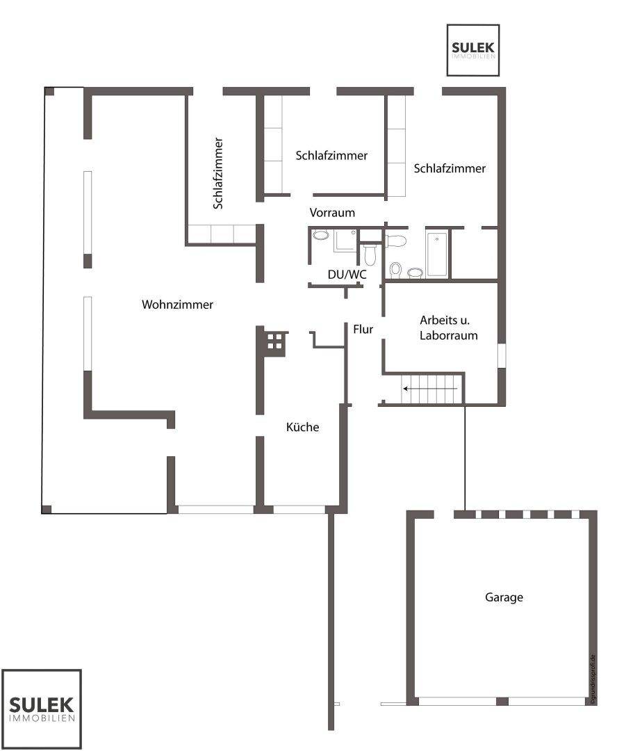 Grundriss des Erdgeschosses mit Wohnzimmer, Küche, drei Schlafzimmern, einem Bad und separatem WC sowie Garage.