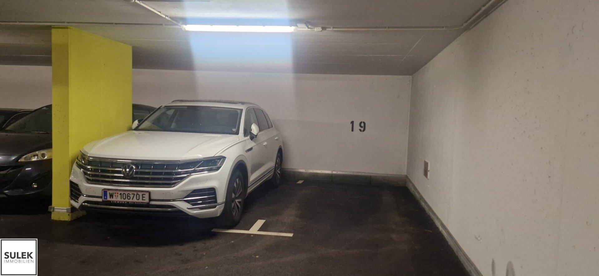 Einzelner Stellplatz in einer Tiefgarage mit ausreichend Platz für ein Fahrzeug.