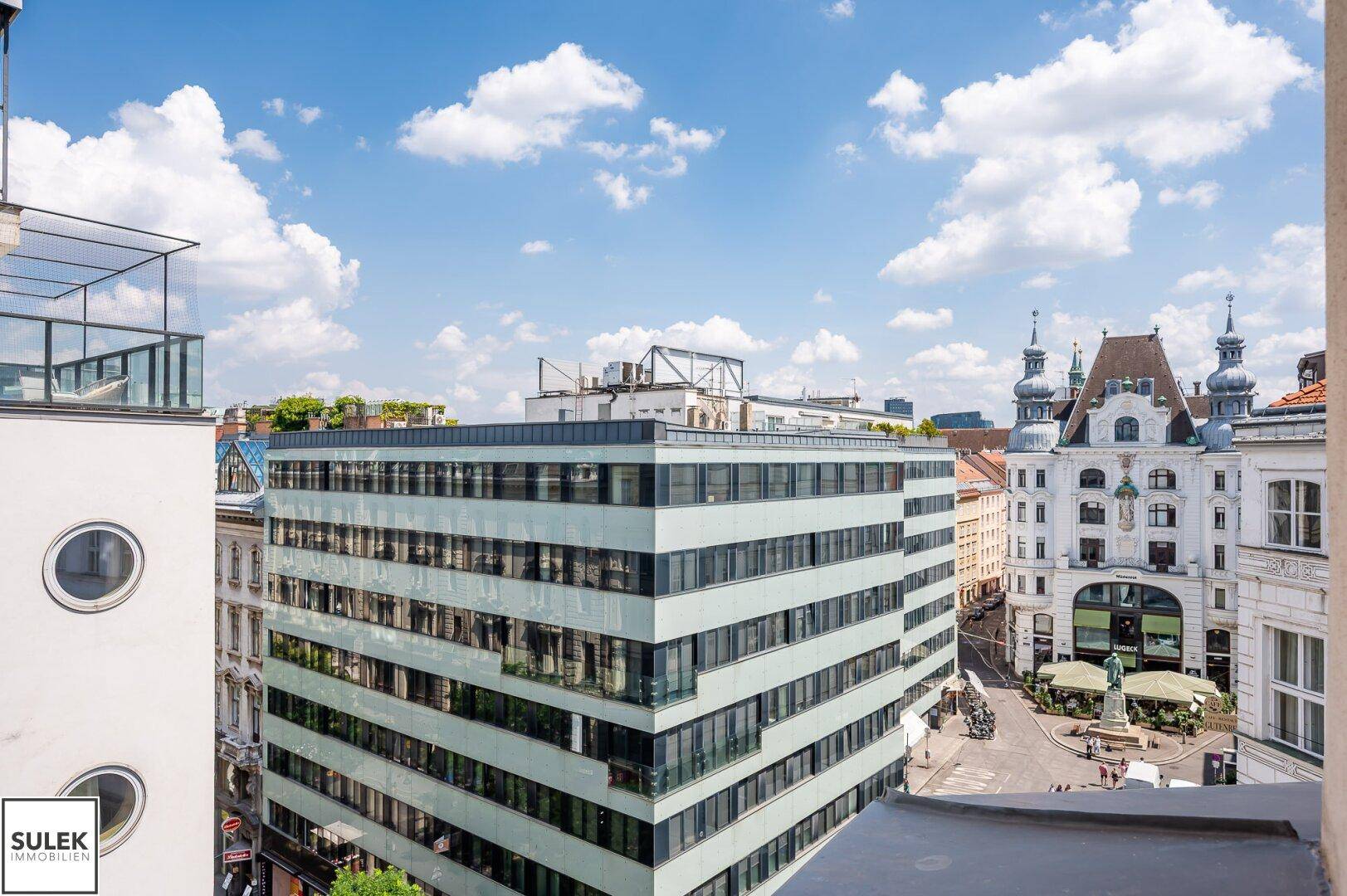 Panoramablick über die Stadt mit einer Mischung aus moderner und historischer Architektur.
