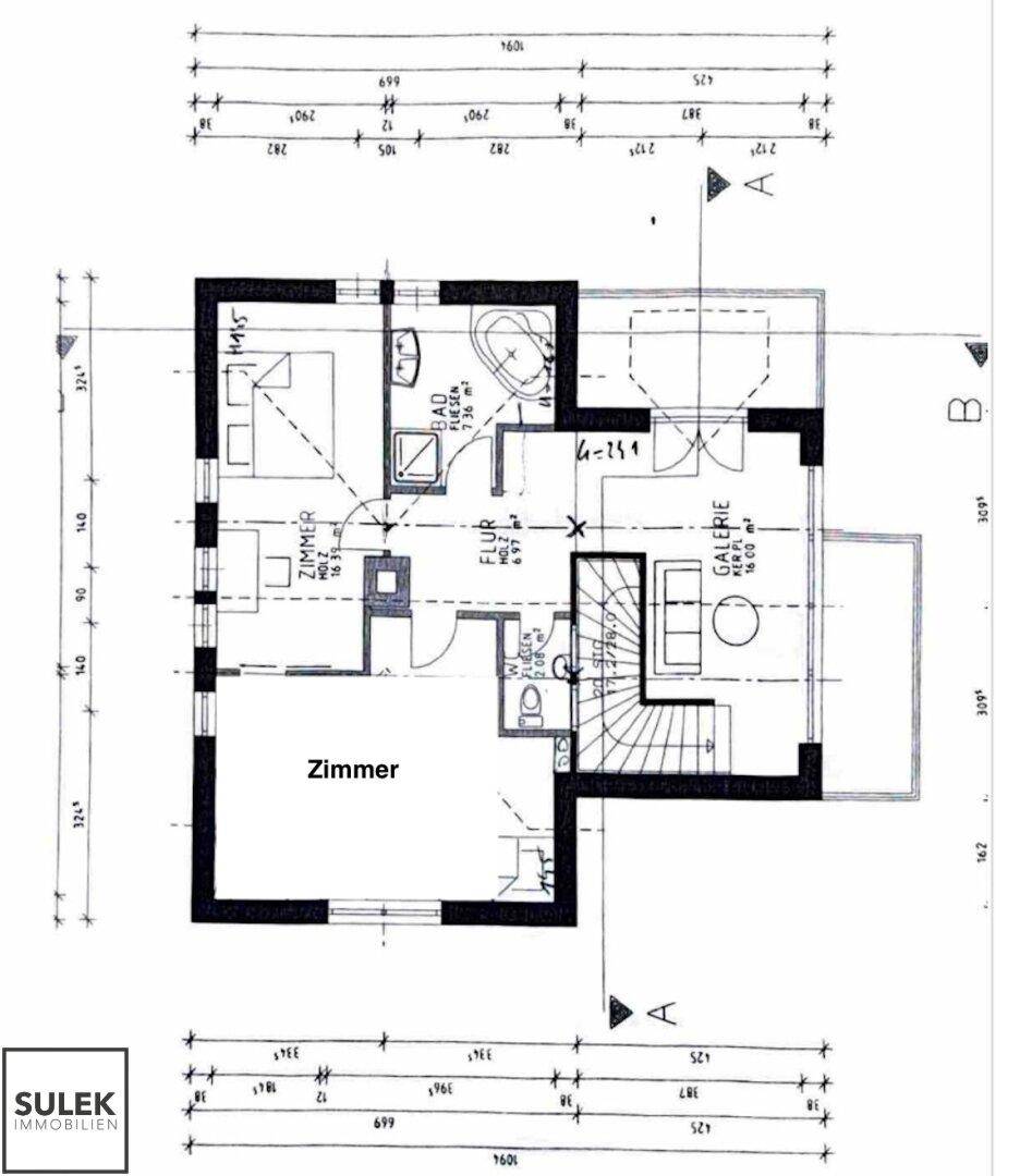 Grundriss des Obergeschosses mit zwei Zimmern, Bad, Flur und Galerie sowie Zugang zu einem Balkon.