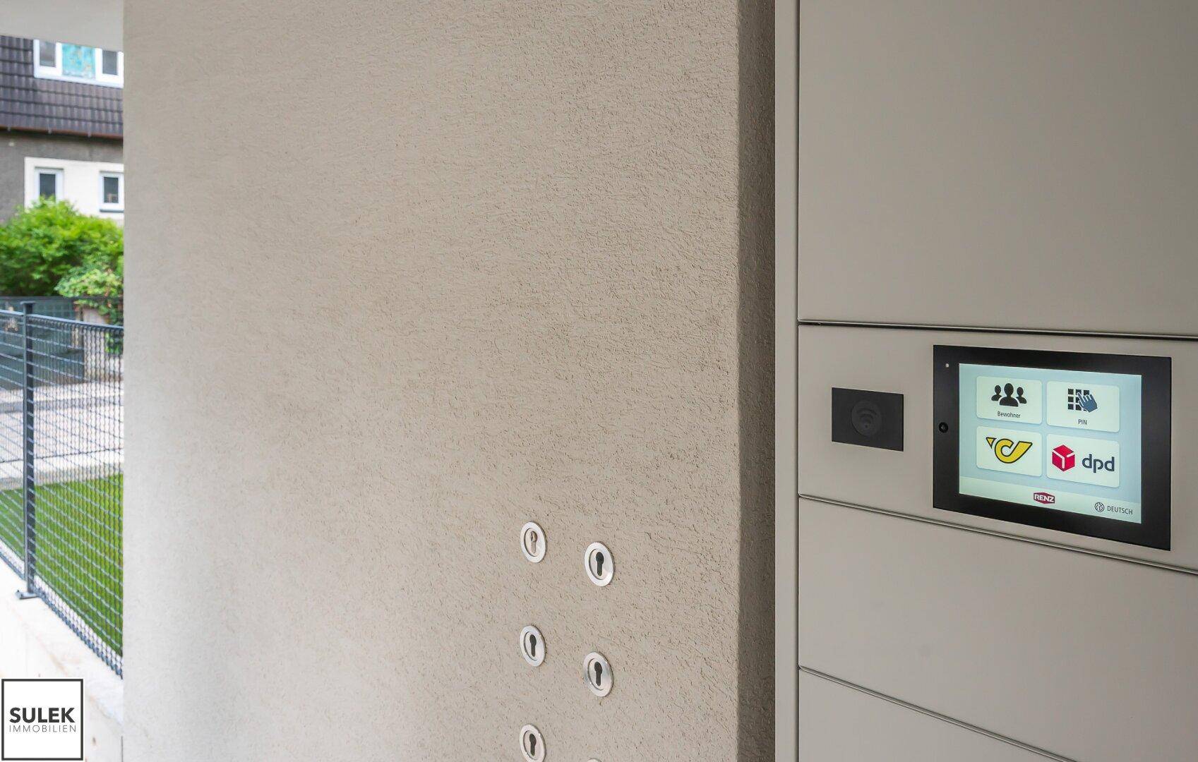 Moderne Paketstation mit digitalem Display für bequemen Empfang und Versand von Lieferungen.