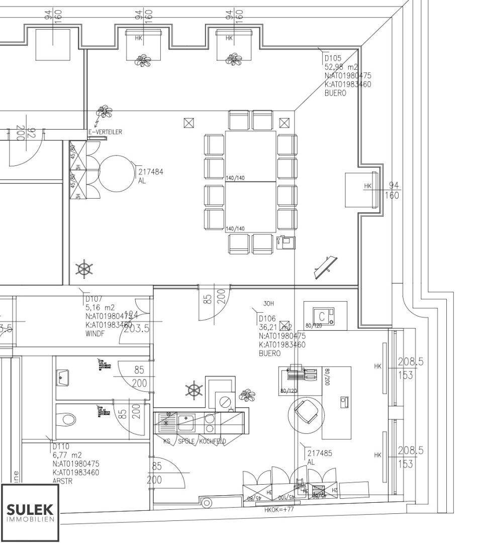 Grundriss eines Büros mit offenem Arbeitsbereich, separater Küche und Konferenzraum. Mehrere Fenster sorgen für viel Tageslicht.