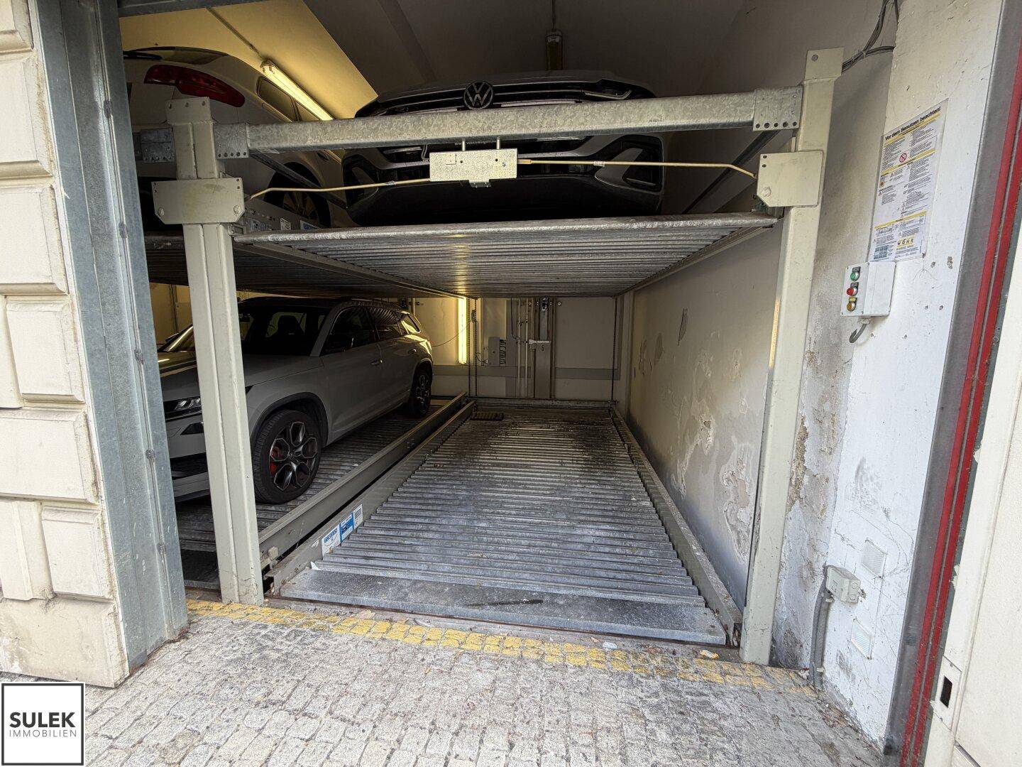 Mechanisches Parksystem in einer Tiefgarage mit mehreren Ebenen für Fahrzeuge.