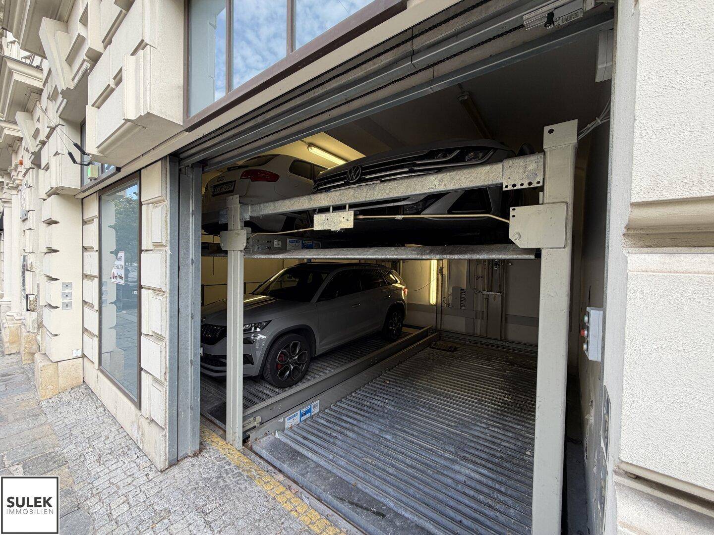 Eingang zu einem mechanischen Parksystem, das Fahrzeuge auf mehreren Ebenen unterbringt.