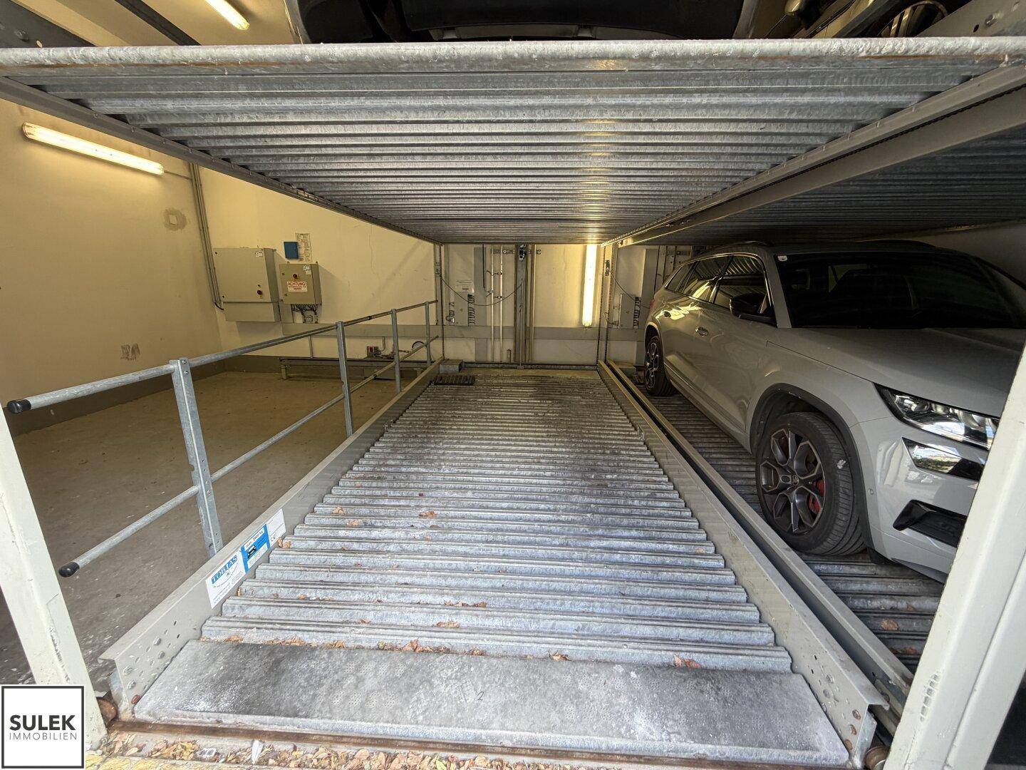 Mechanisches Parksystem mit einem geparkten Fahrzeug und der Metallplattform.