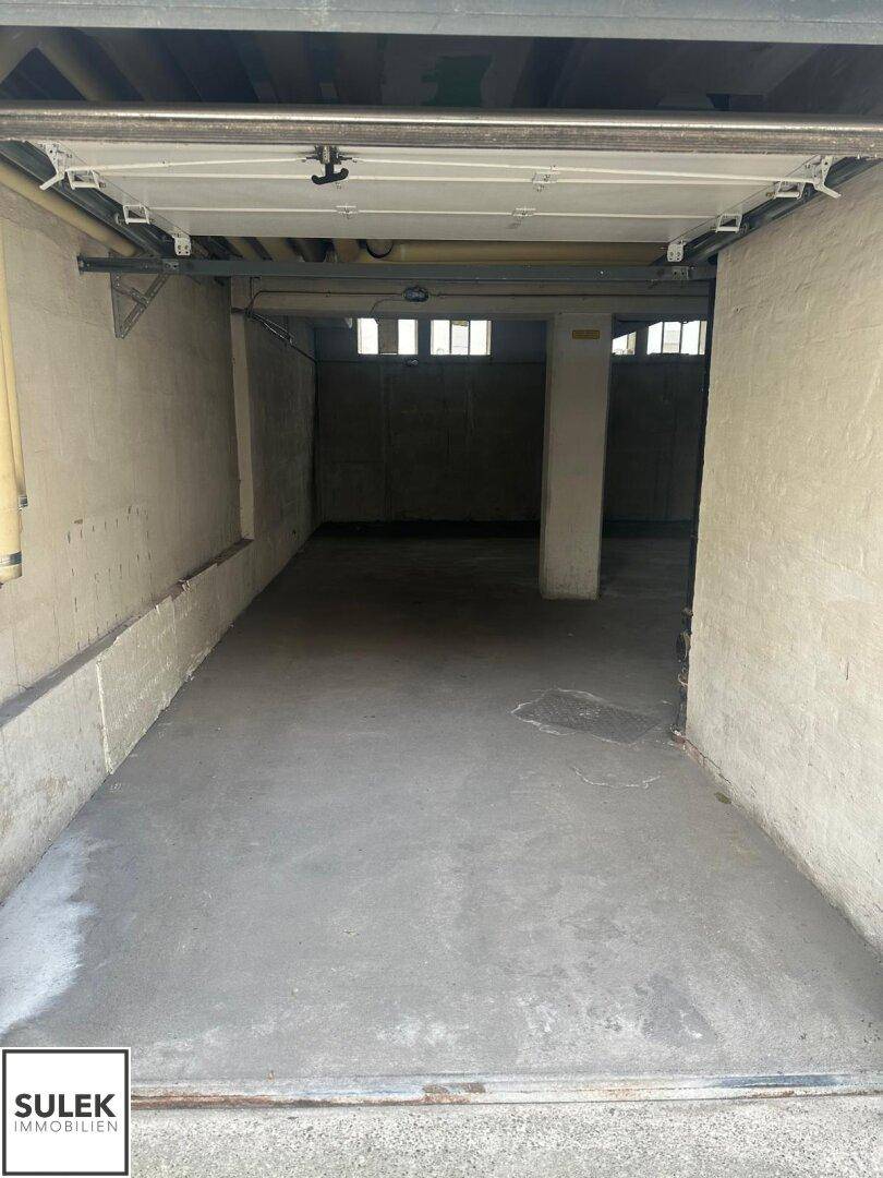 Einzelgarage mit Betonboden und Wänden, bereit zur Nutzung.